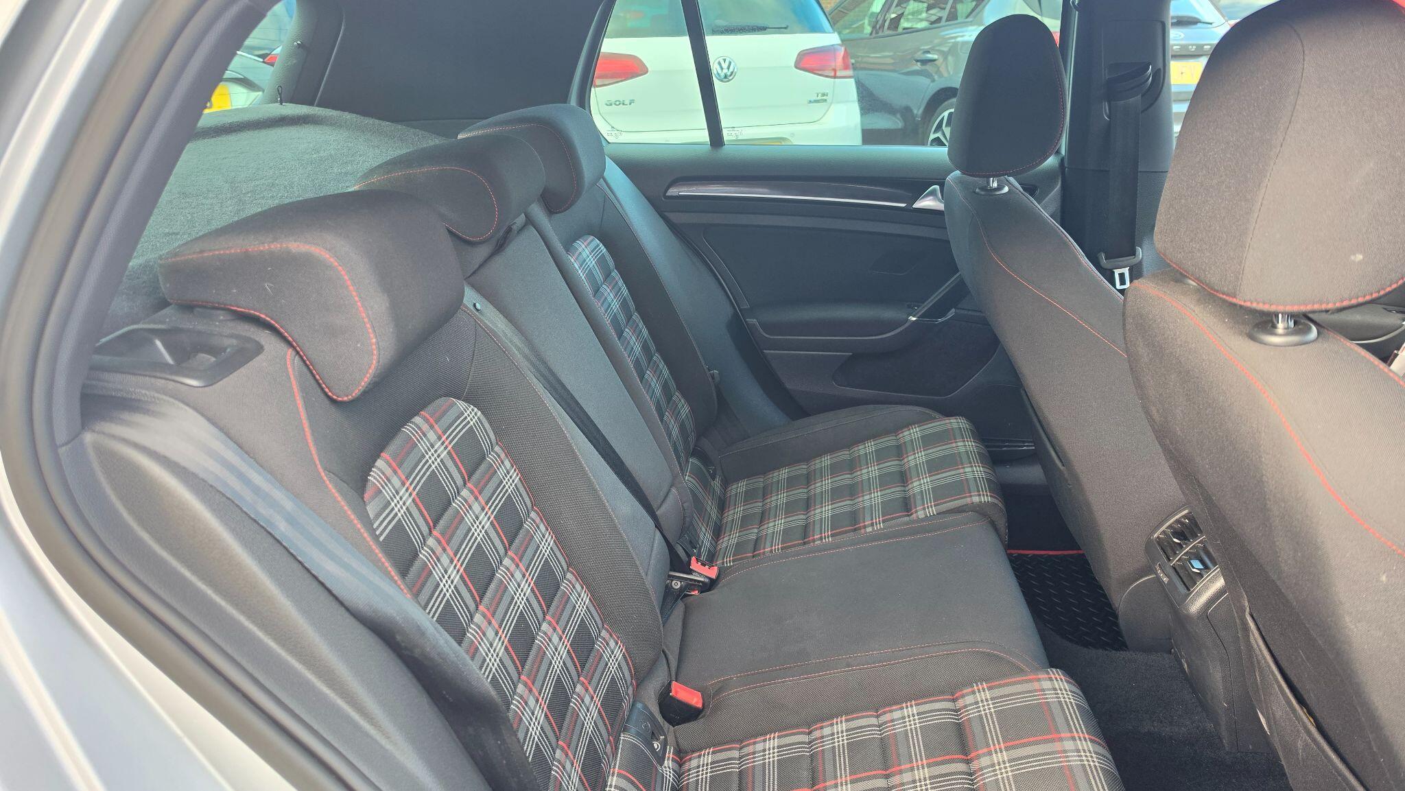 Volkswagen Golf - Image 18