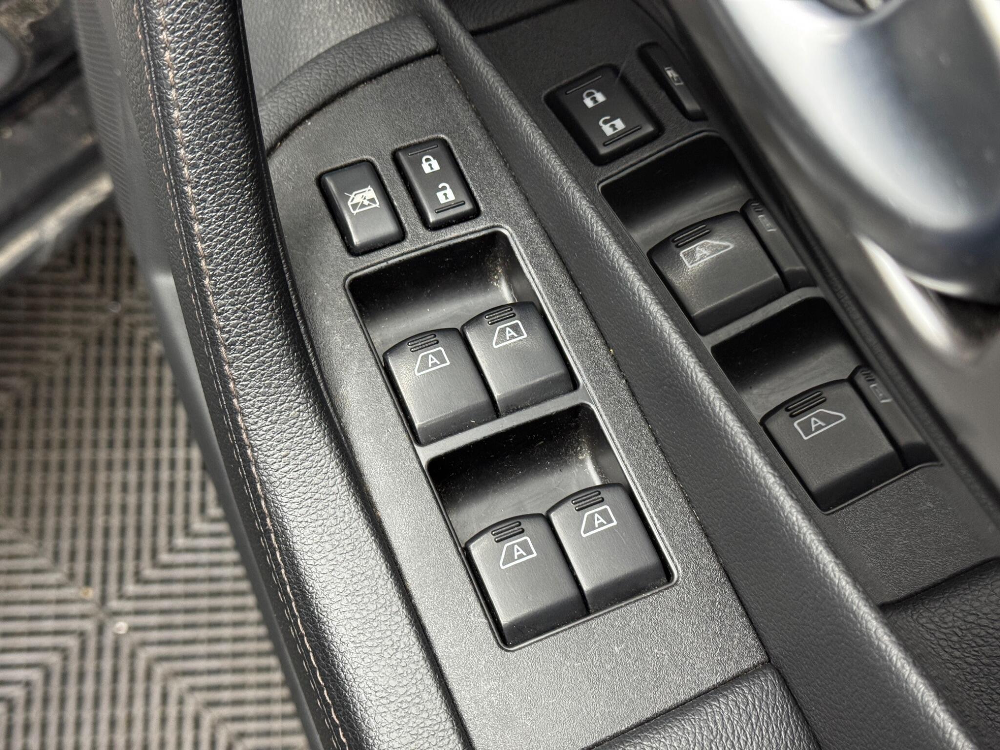 Infiniti QX70 - Image 41