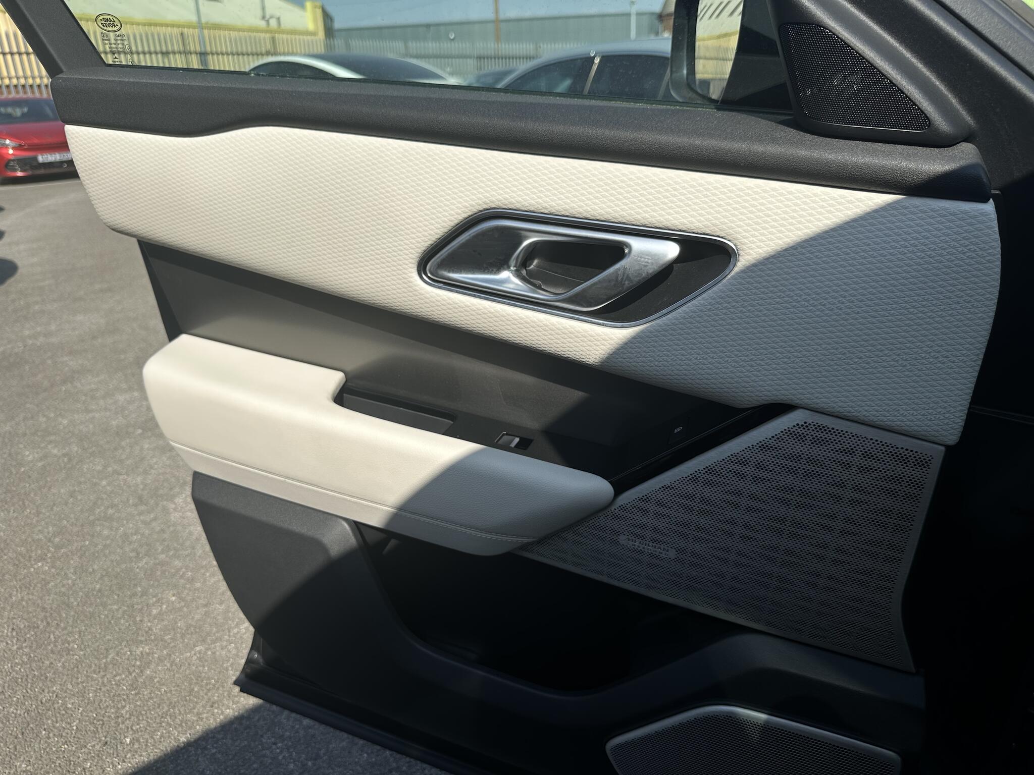 Land Rover Range Rover Velar - Image 15
