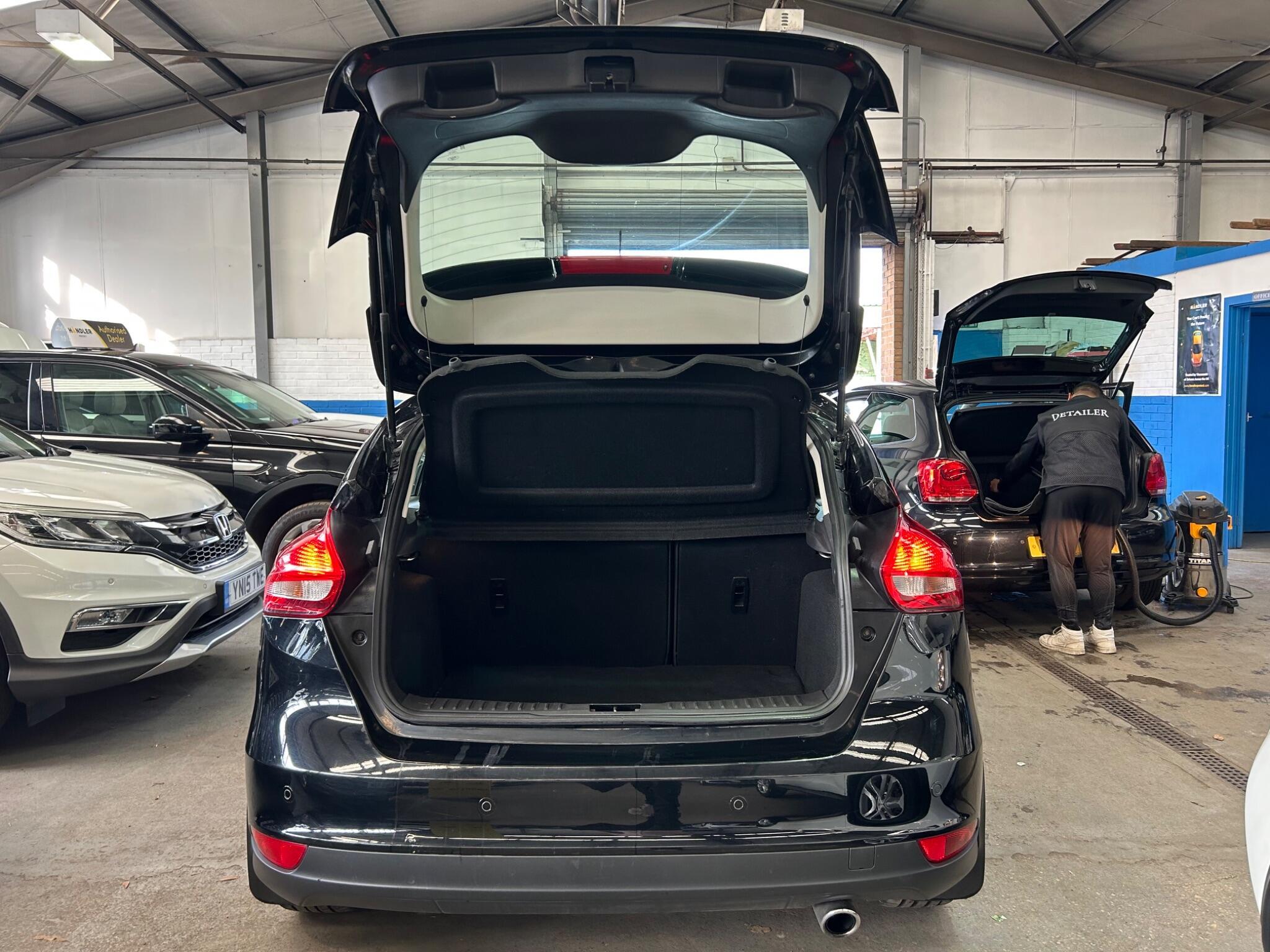 Ford Focus - Image 27