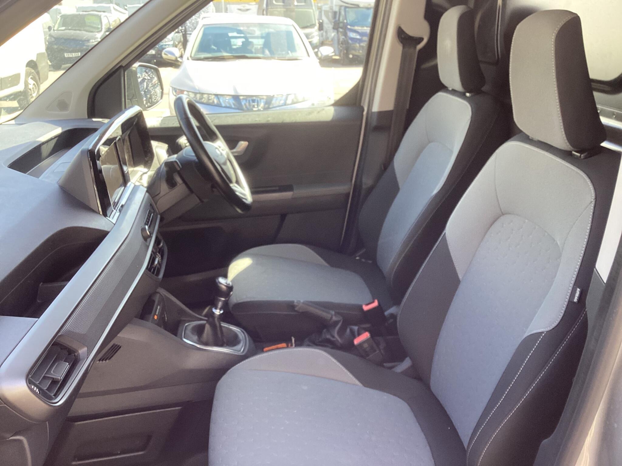 Ford Transit Courier - Image 17