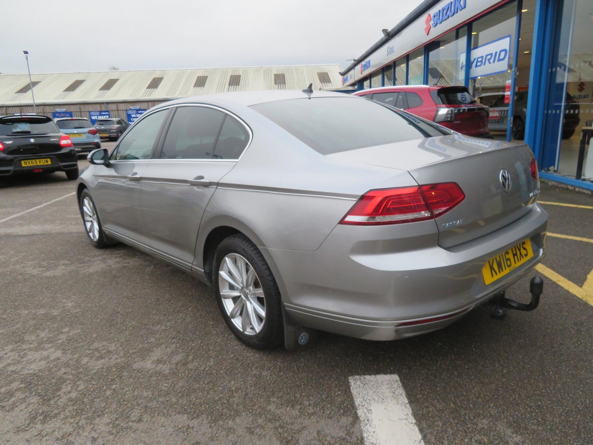 Volkswagen Passat - Image 8