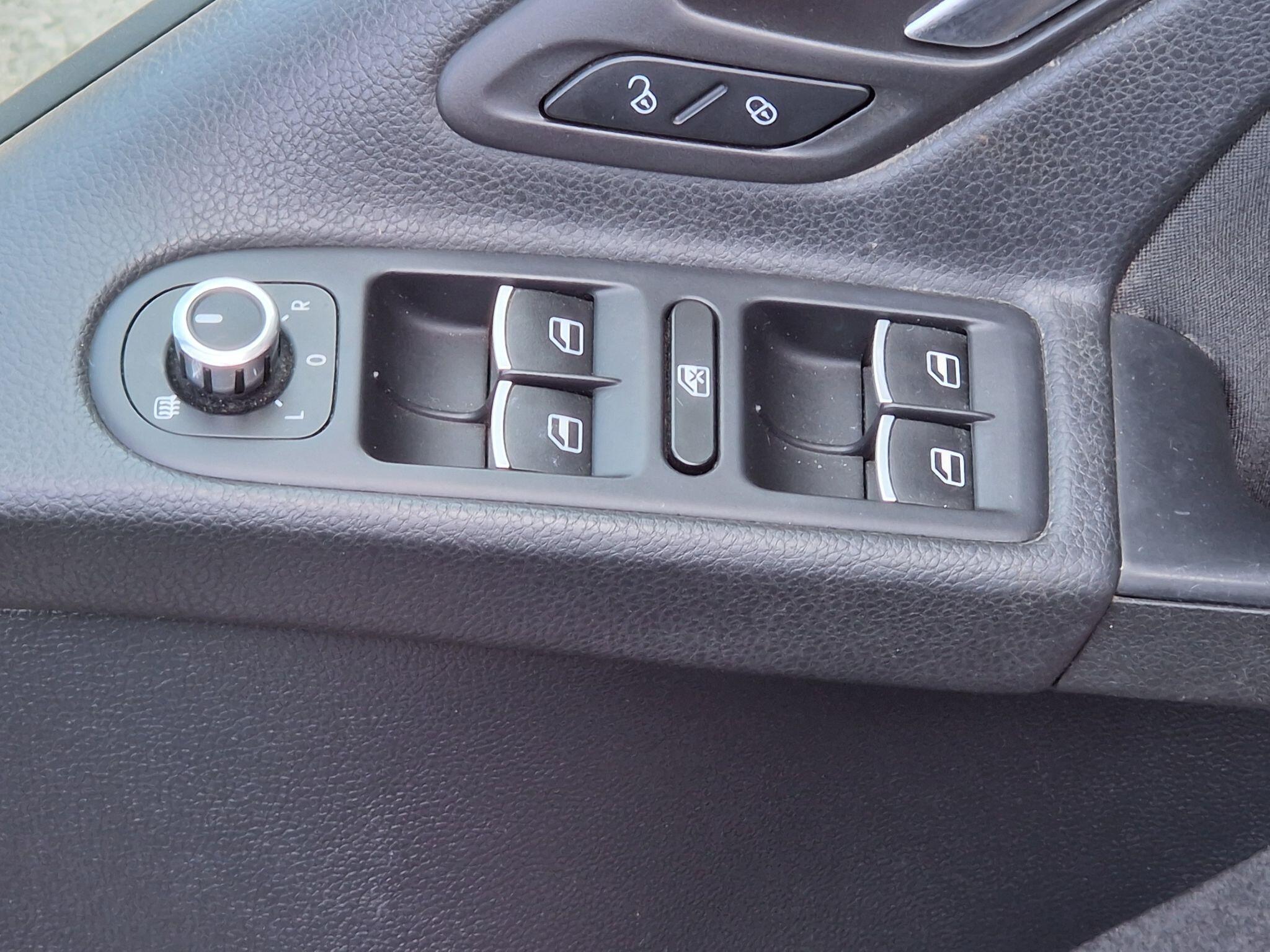 Volkswagen Golf - Image 25