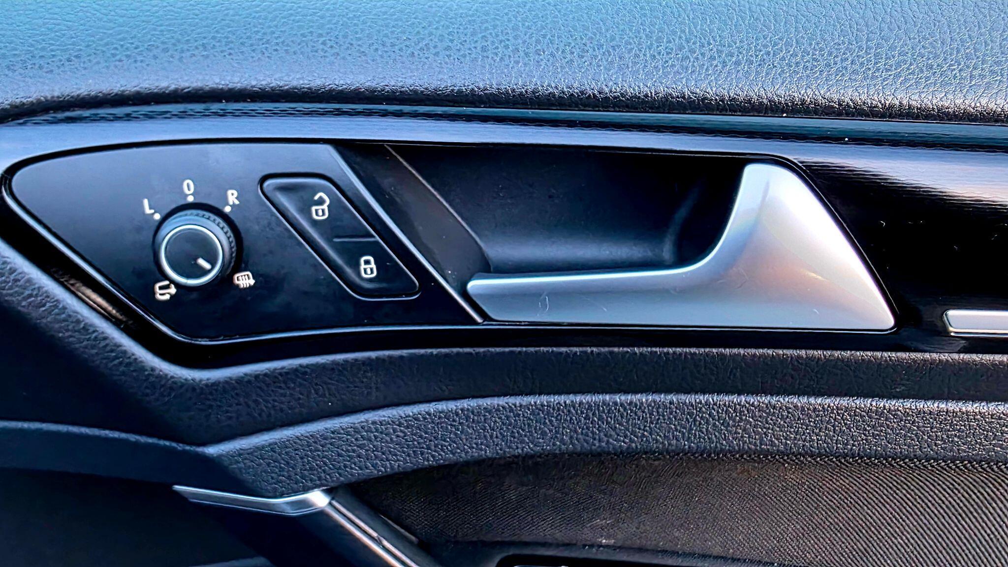 Volkswagen Golf - Image 26