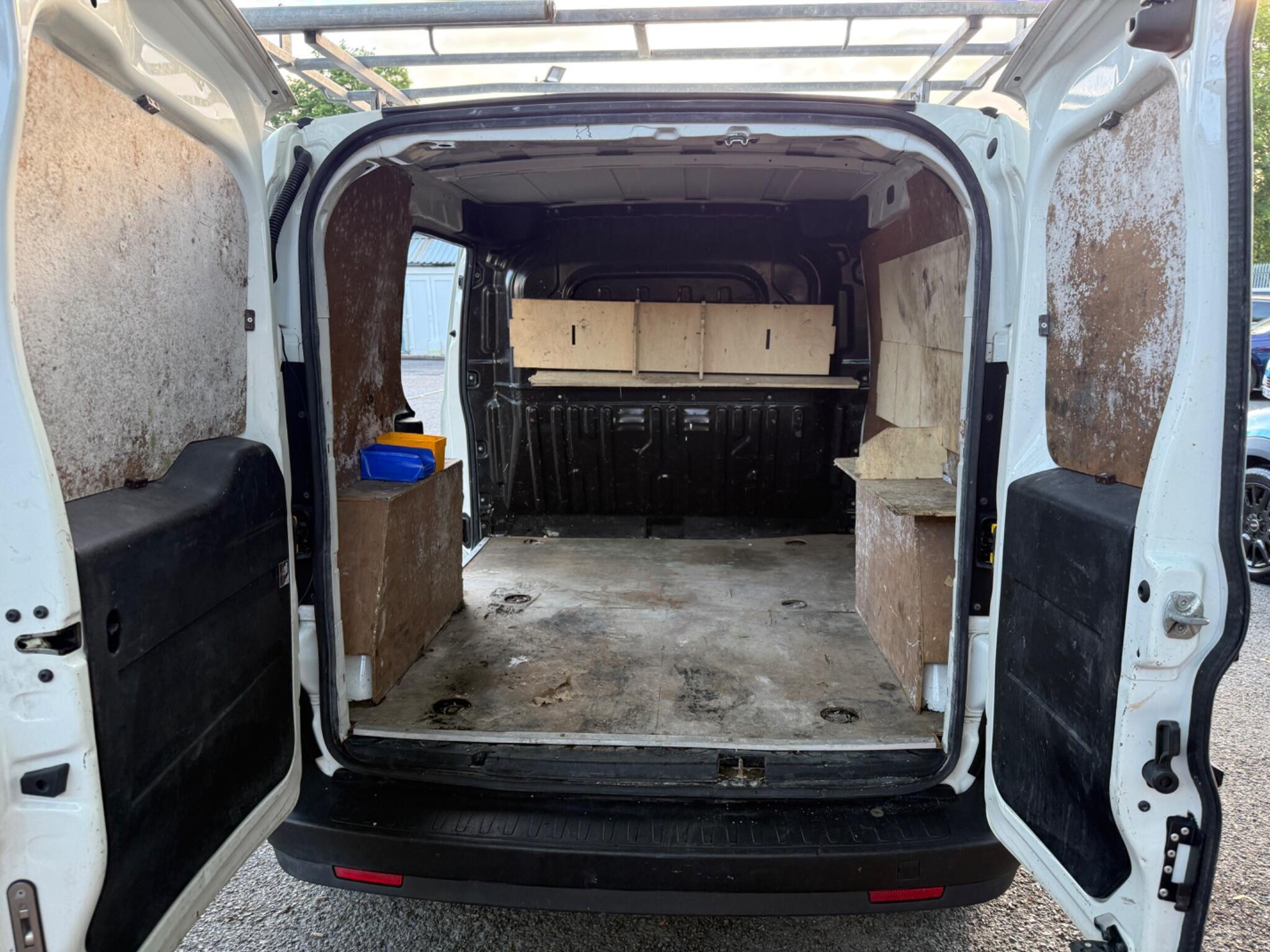 Vauxhall Combo - Image 10