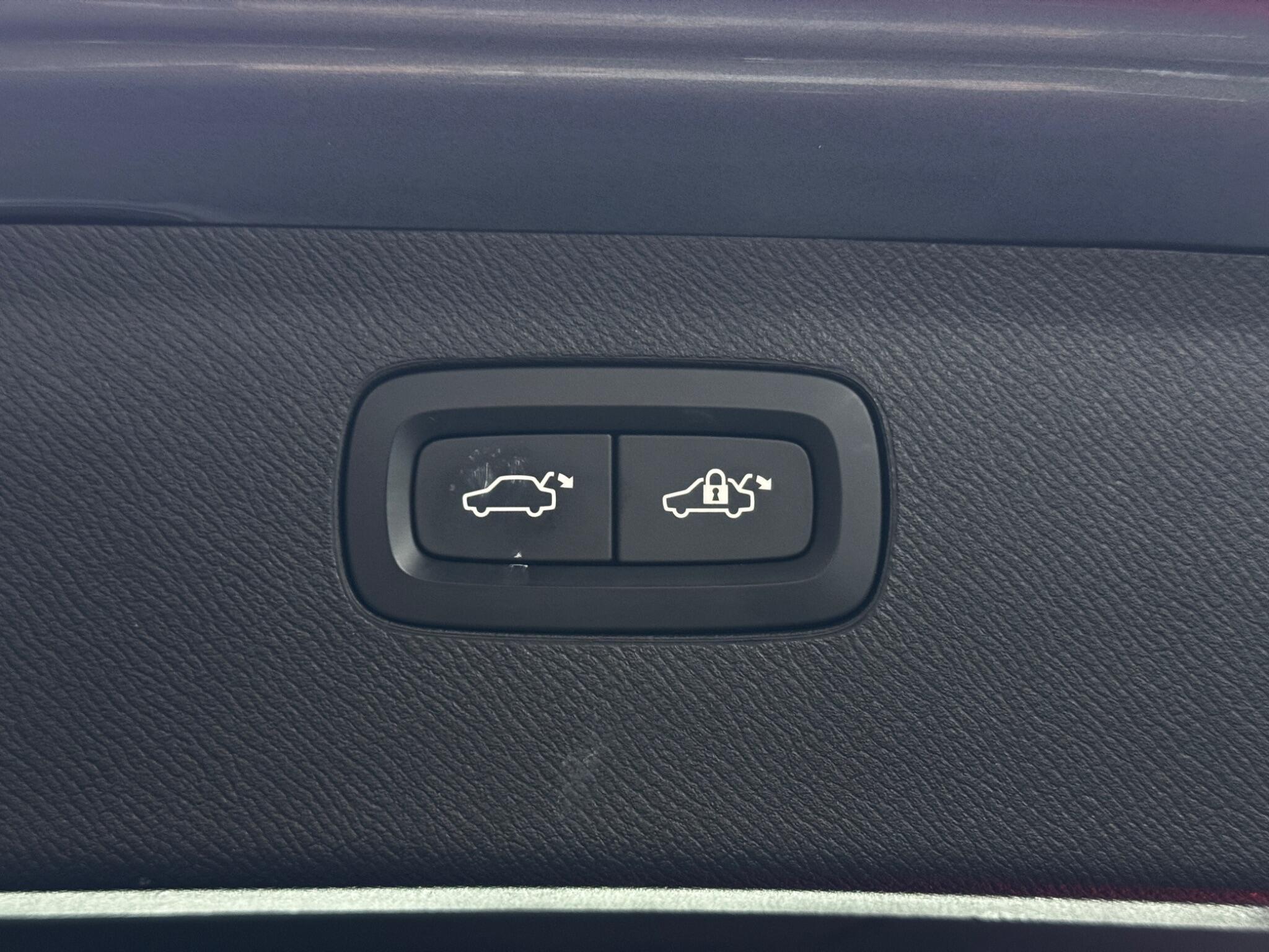 Volvo XC90 - Image 37