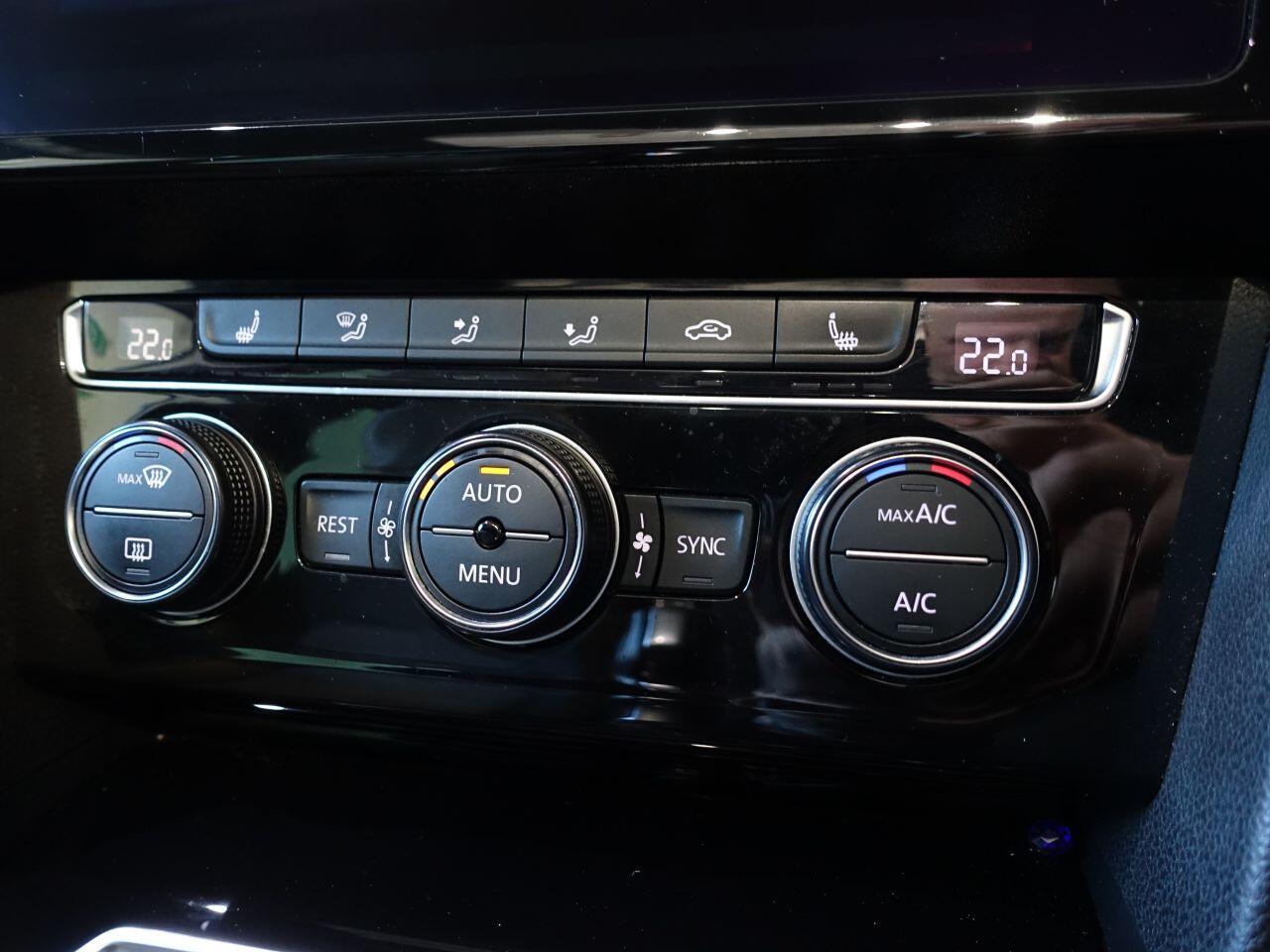 Volkswagen Passat - Image 30