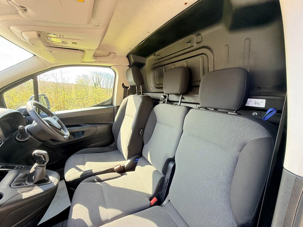 Vauxhall Combo - Image 20