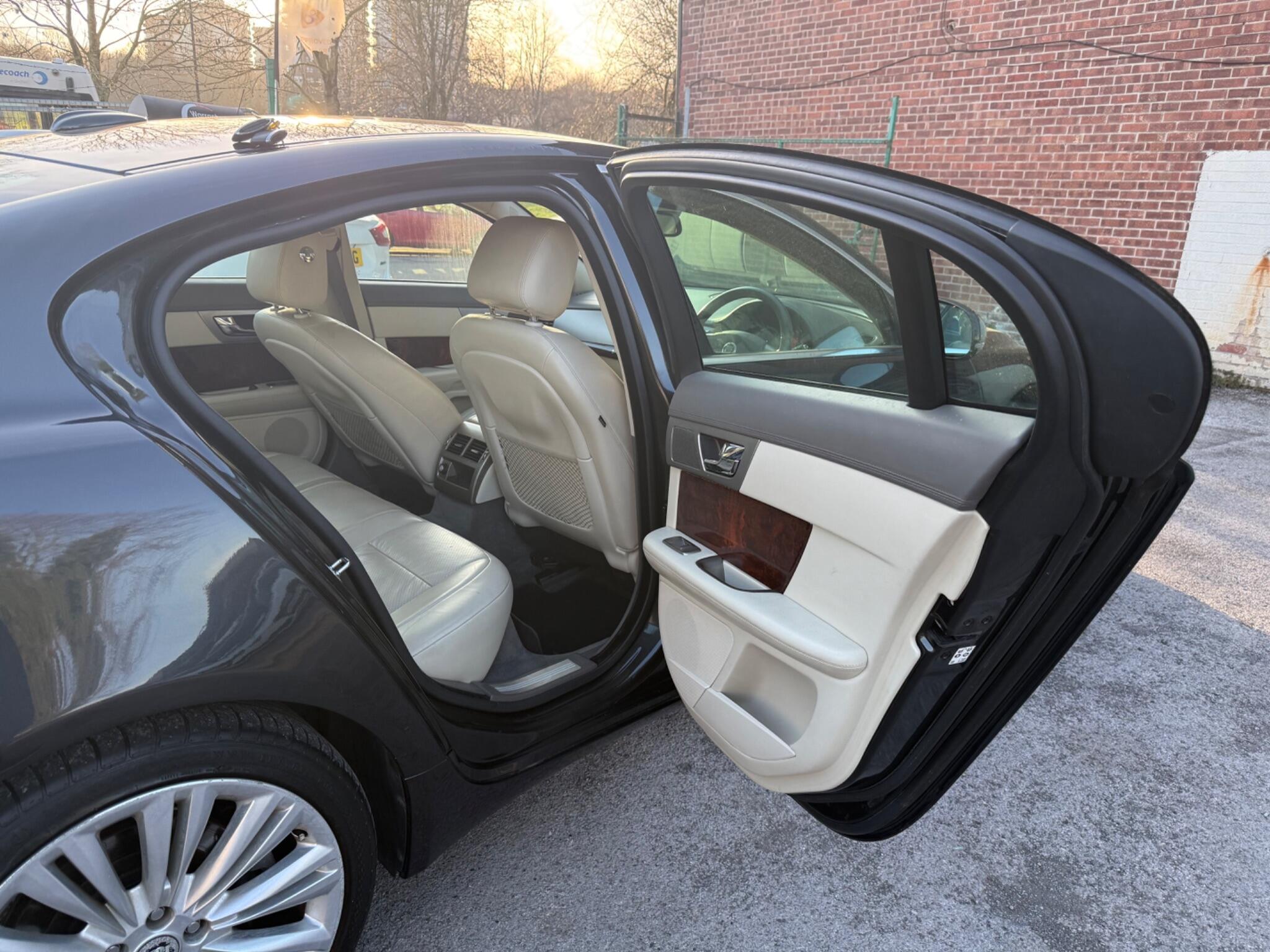 Jaguar XF - Image 23