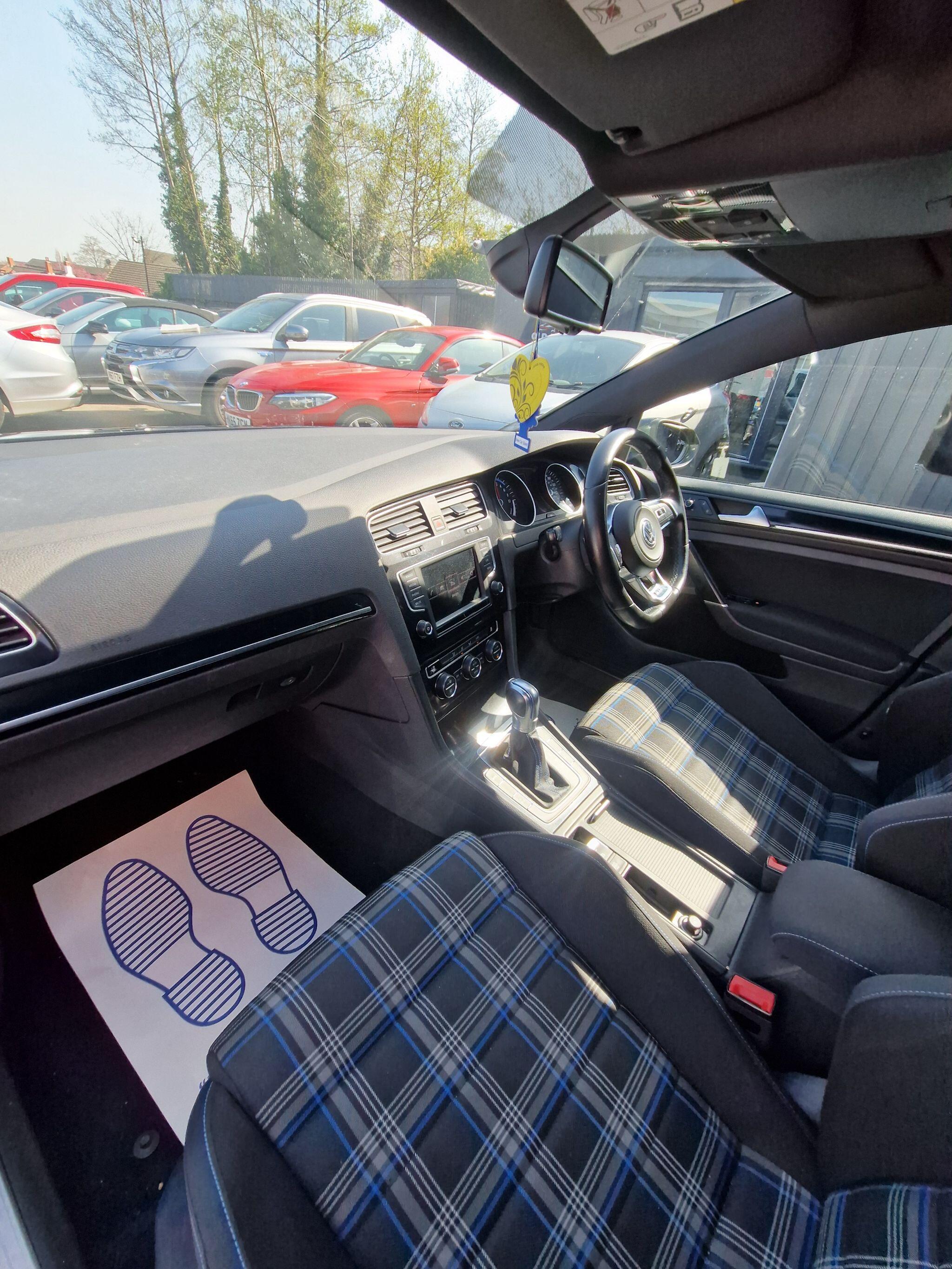 Volkswagen Golf - Image 36