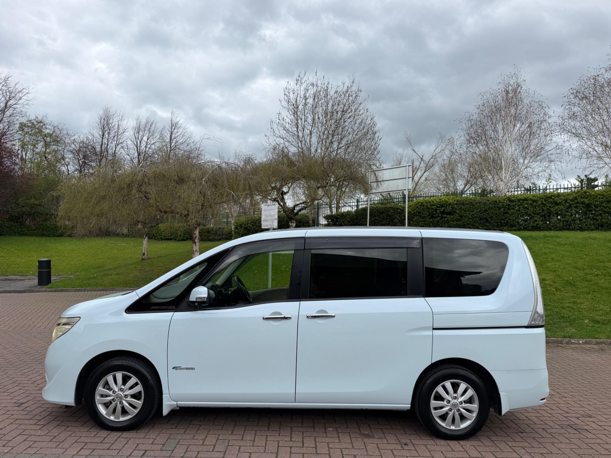 Nissan Serena - Image 4