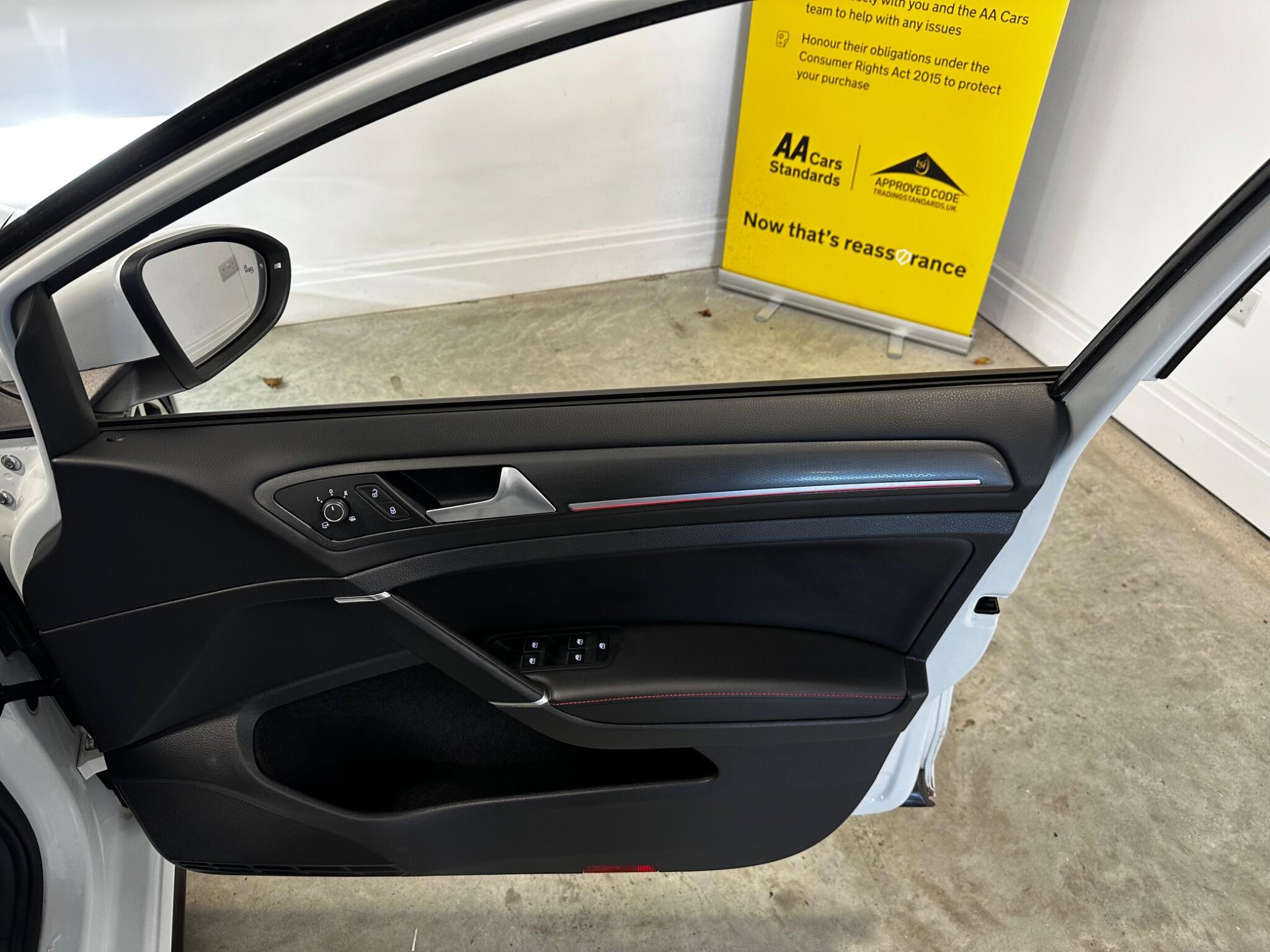 Volkswagen Golf - Image 9