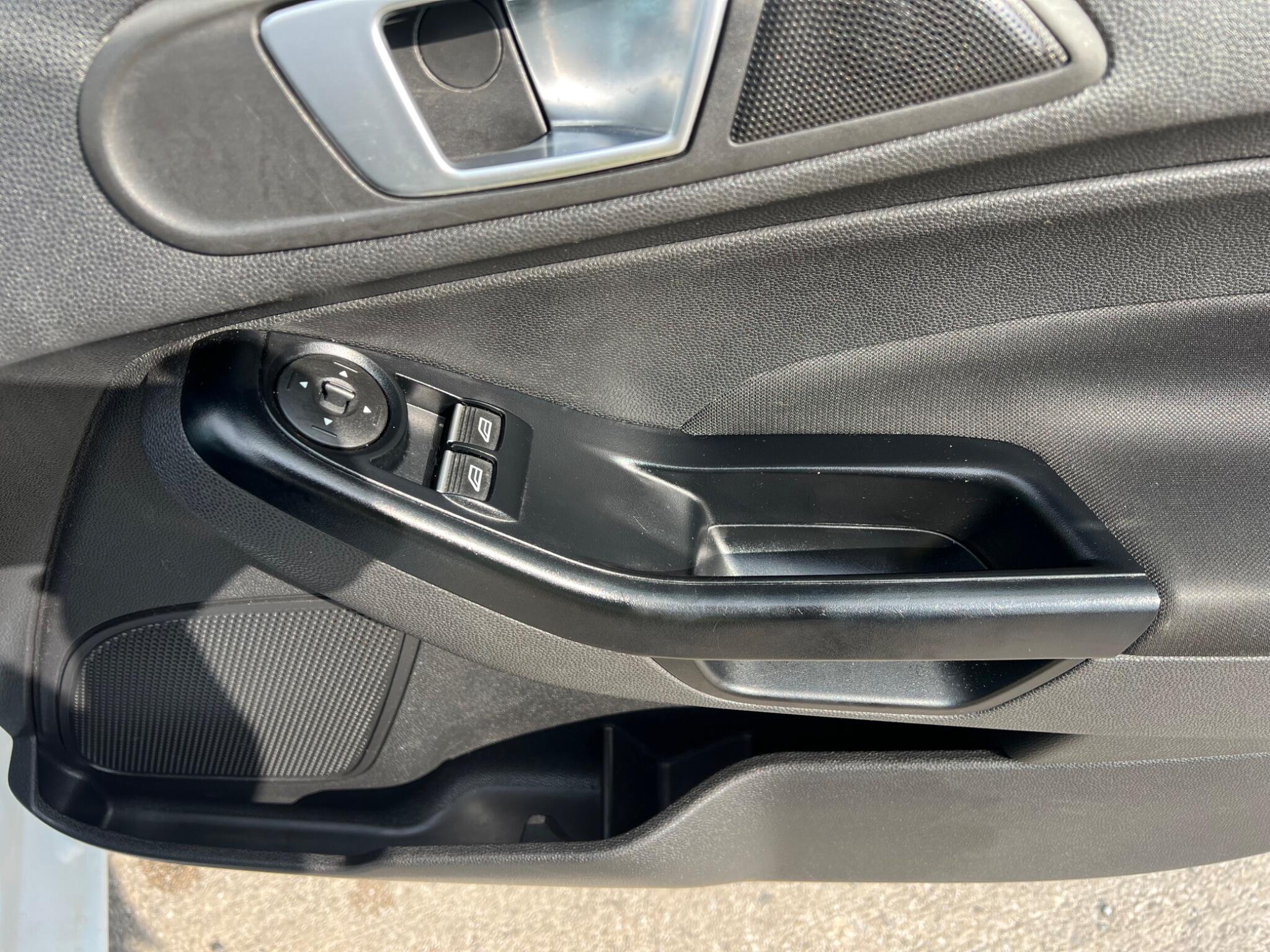 Ford Fiesta - Image 25