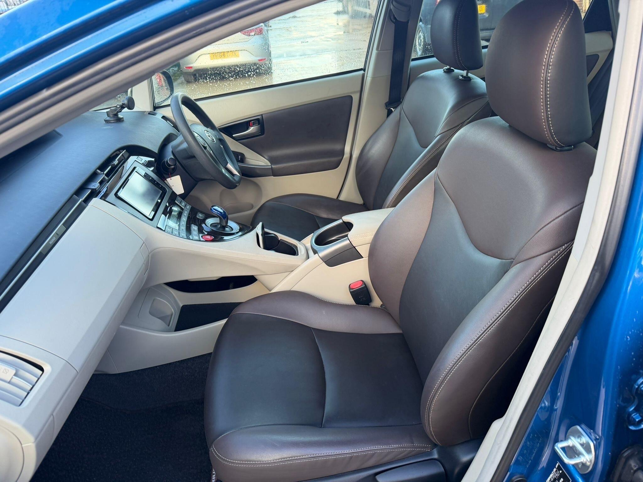 Toyota Prius - Image 12