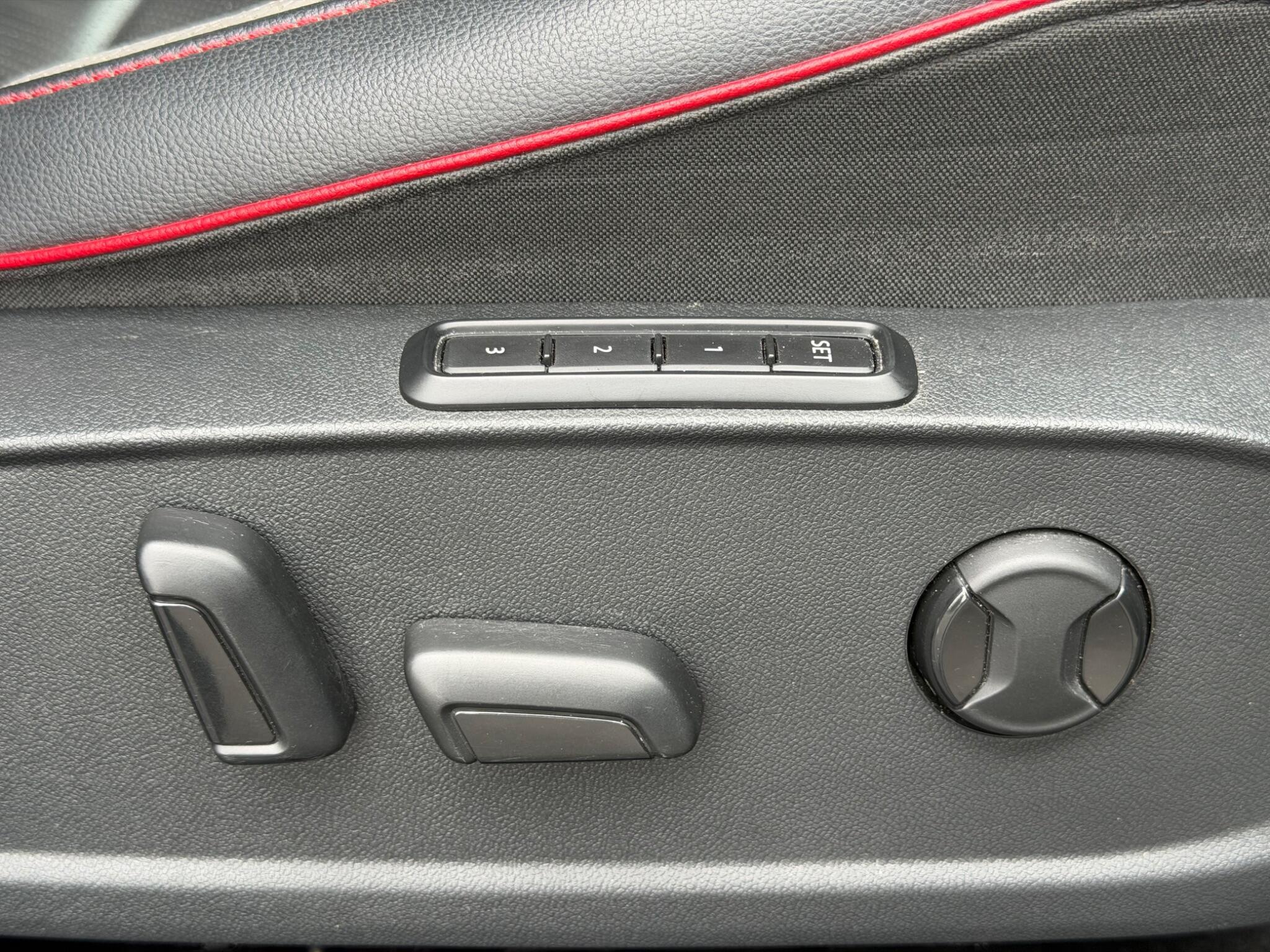 Volkswagen Golf - Image 23