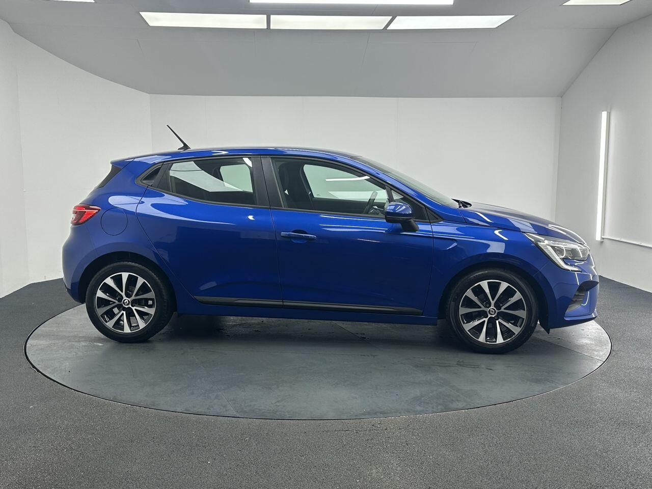Renault Clio - Image 13