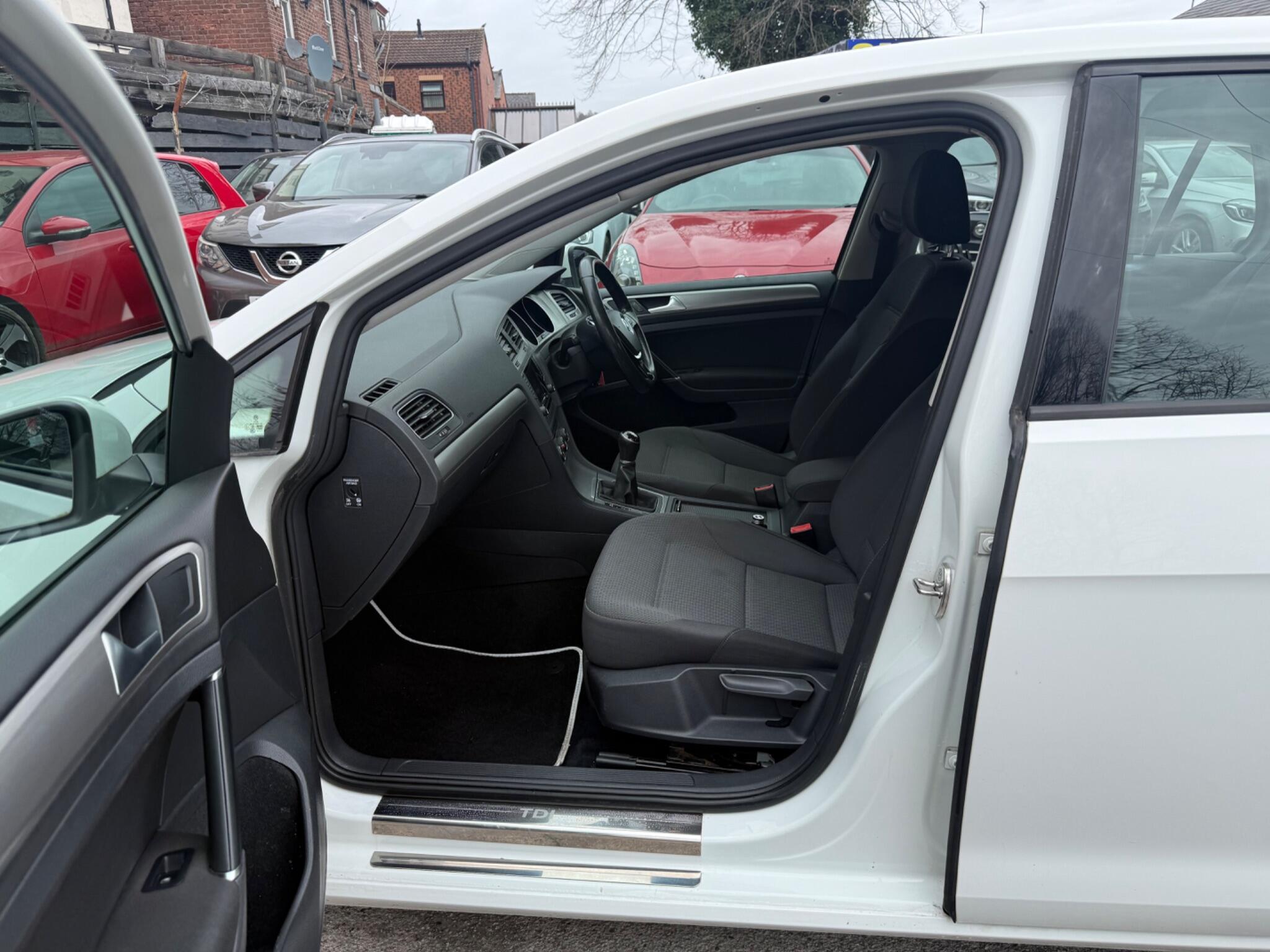 Volkswagen Golf - Image 23