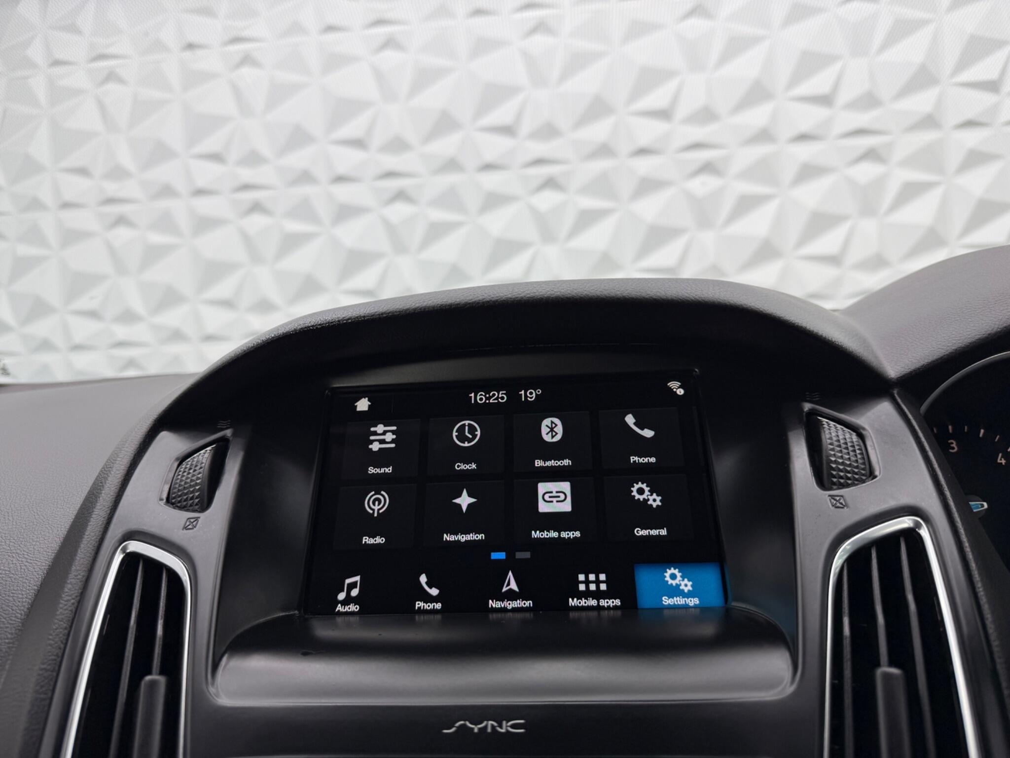 Ford Focus - Image 42
