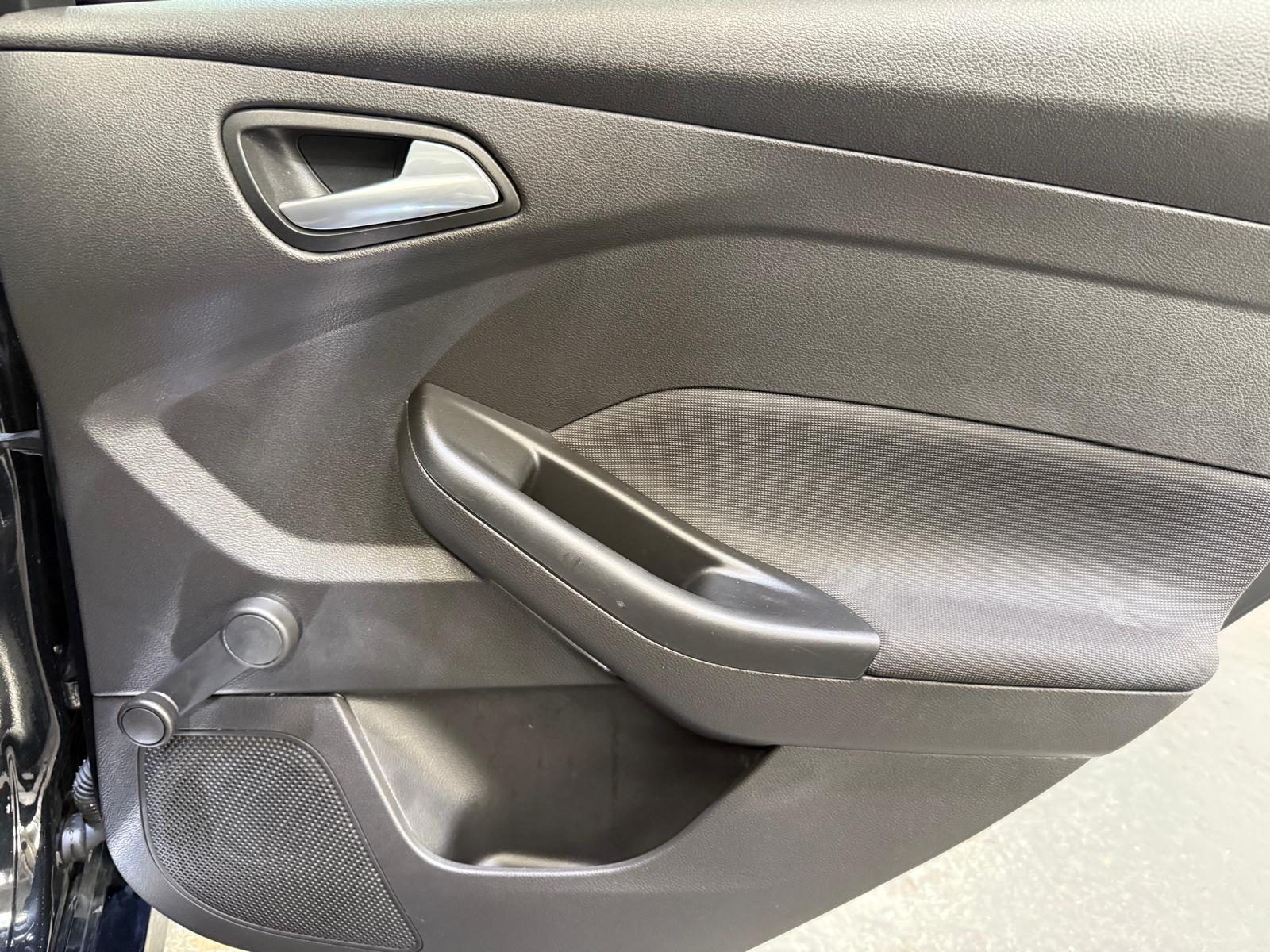 Ford Focus - Image 13