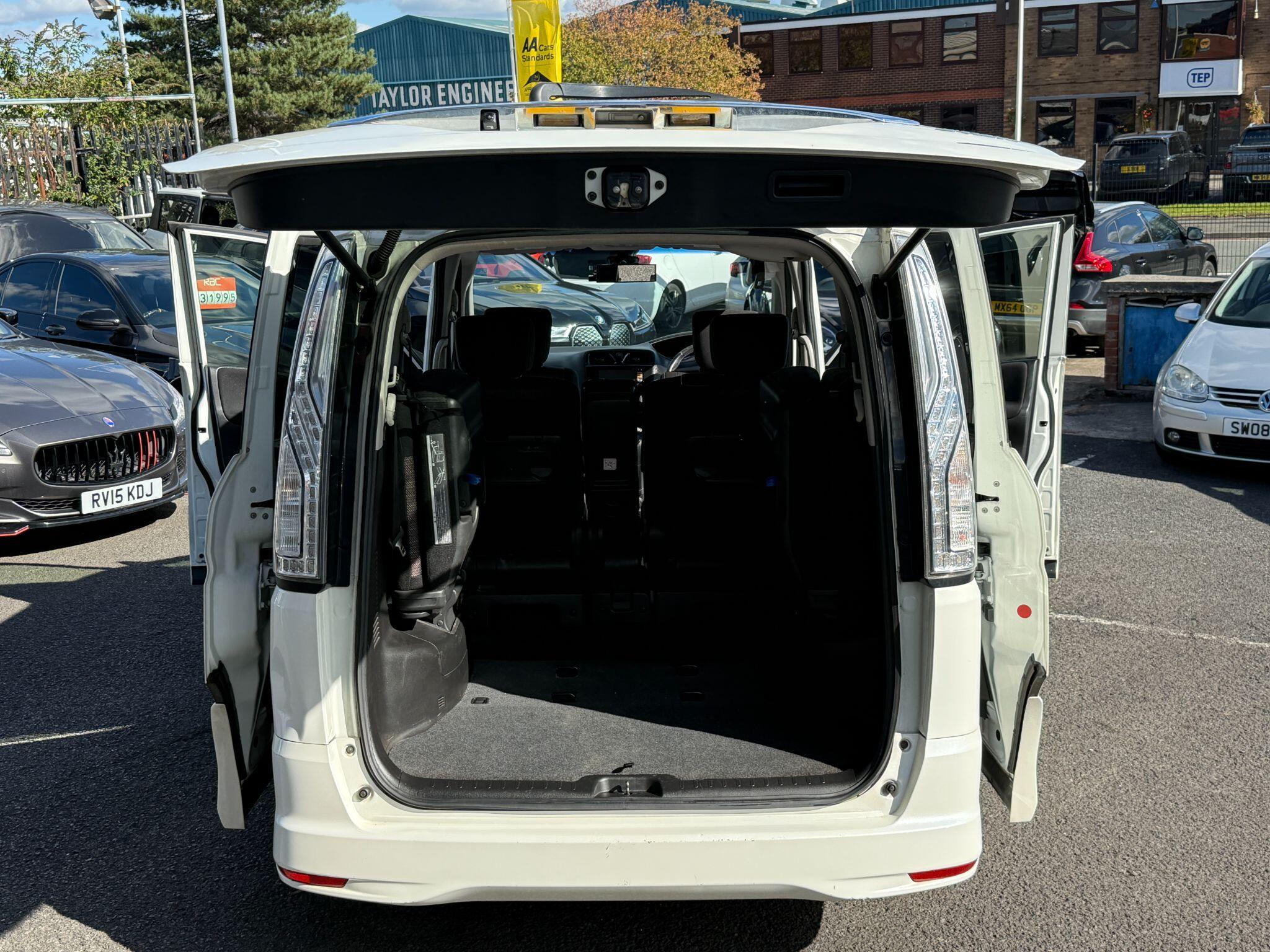 Nissan Serena - Image 21