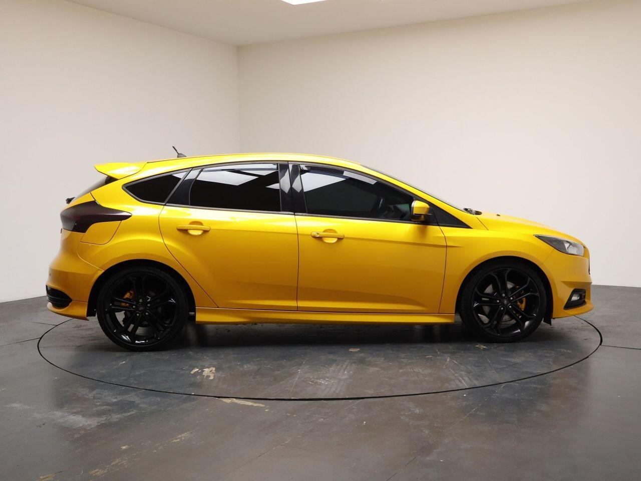 Ford Focus - Image 14