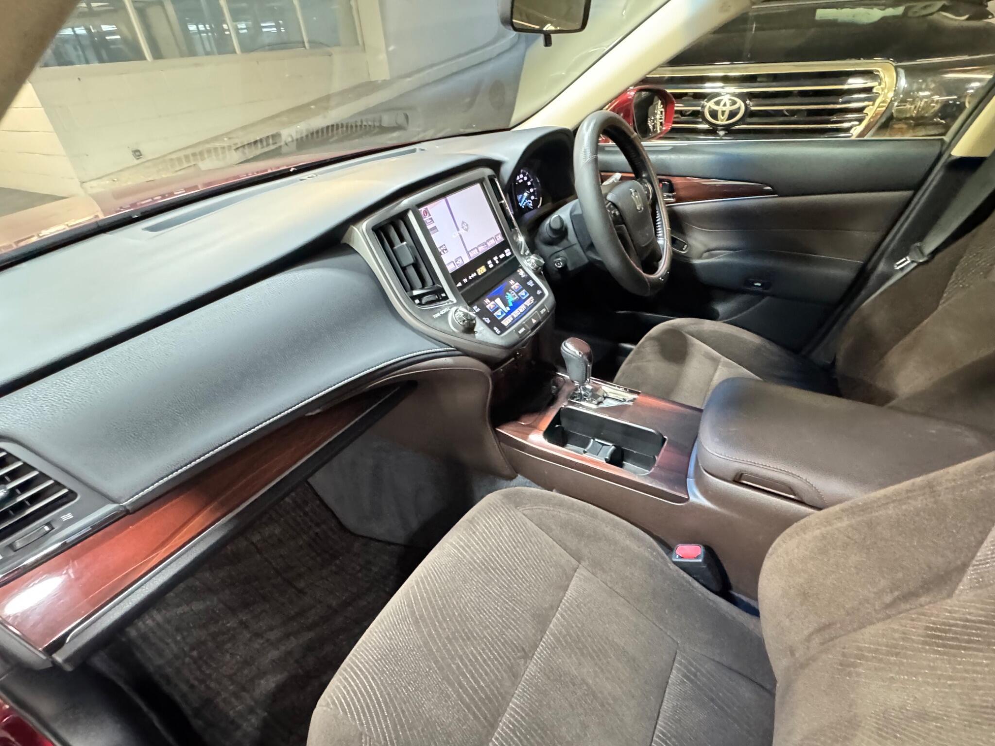 Toyota CROWN - Image 12