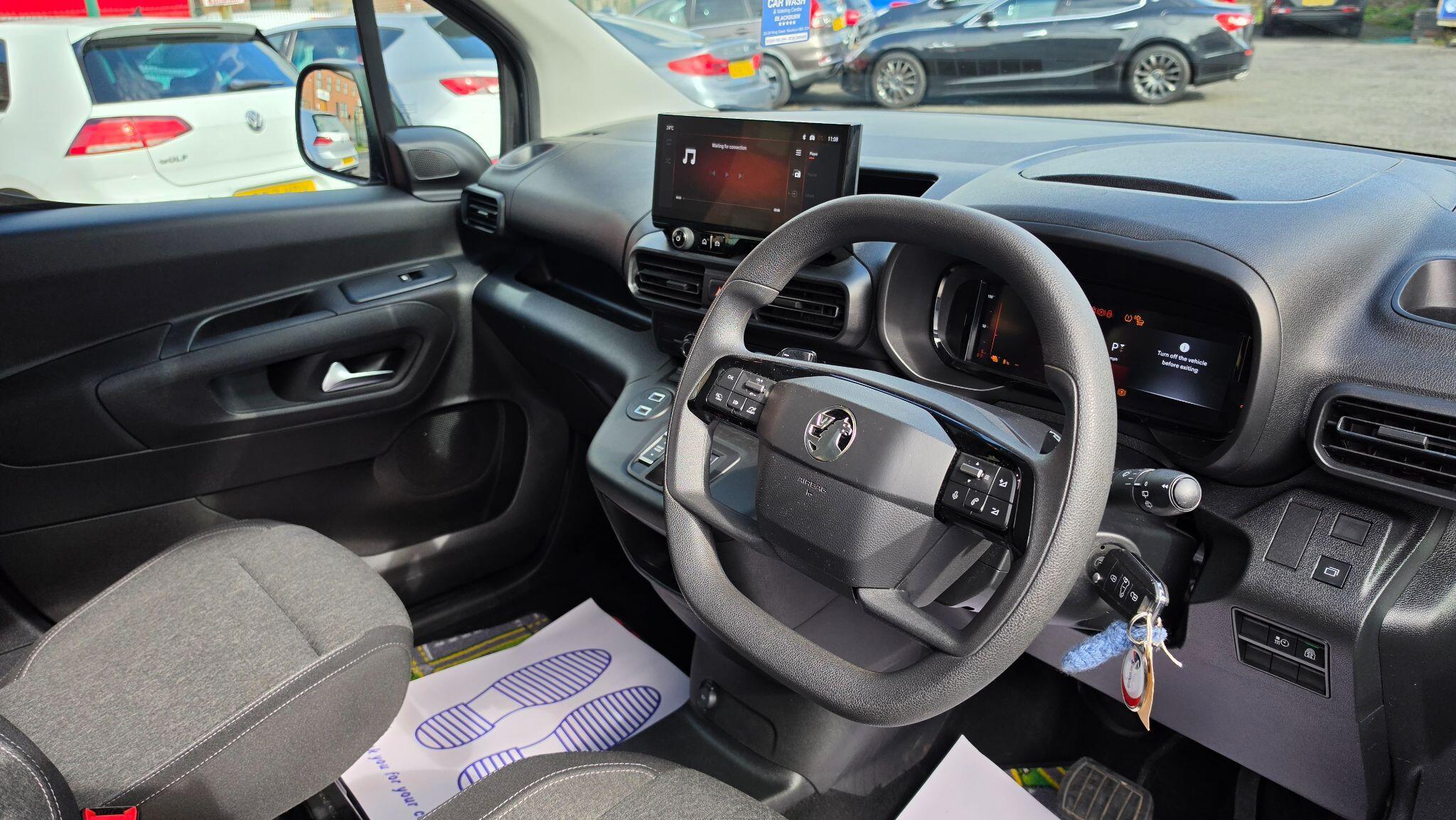 Vauxhall Combo Life Electric - Image 11