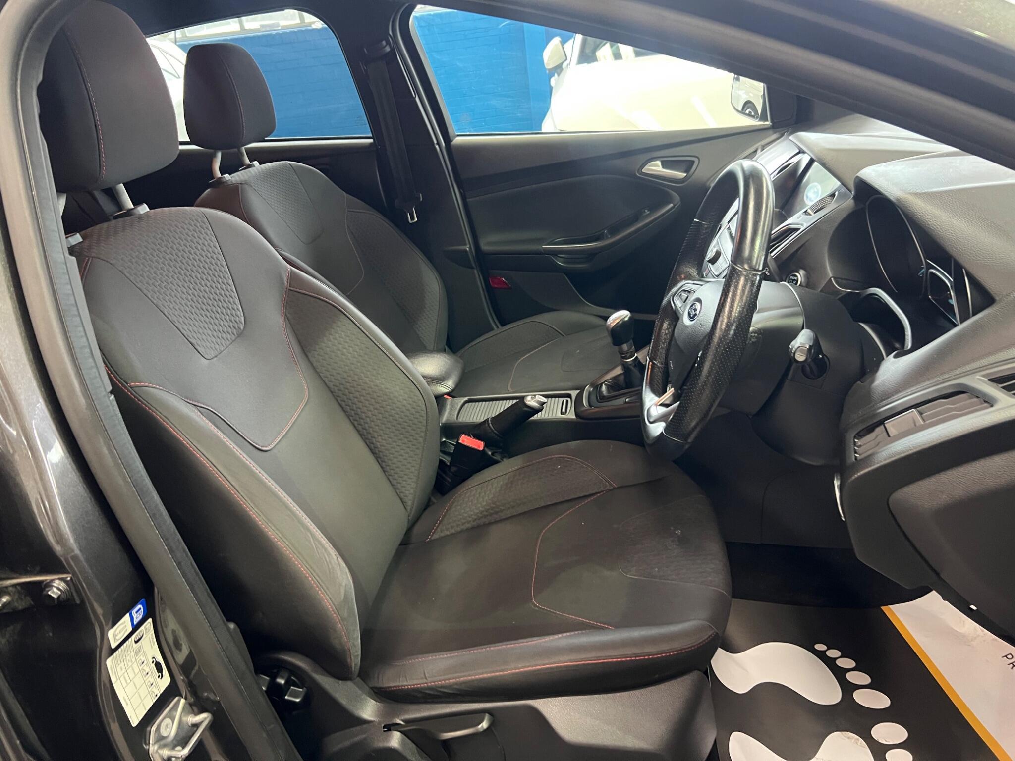 Ford Focus - Image 13