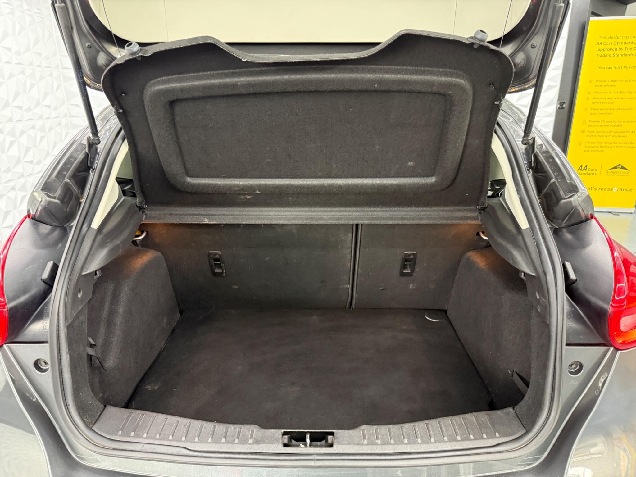 Ford Focus - Image 22