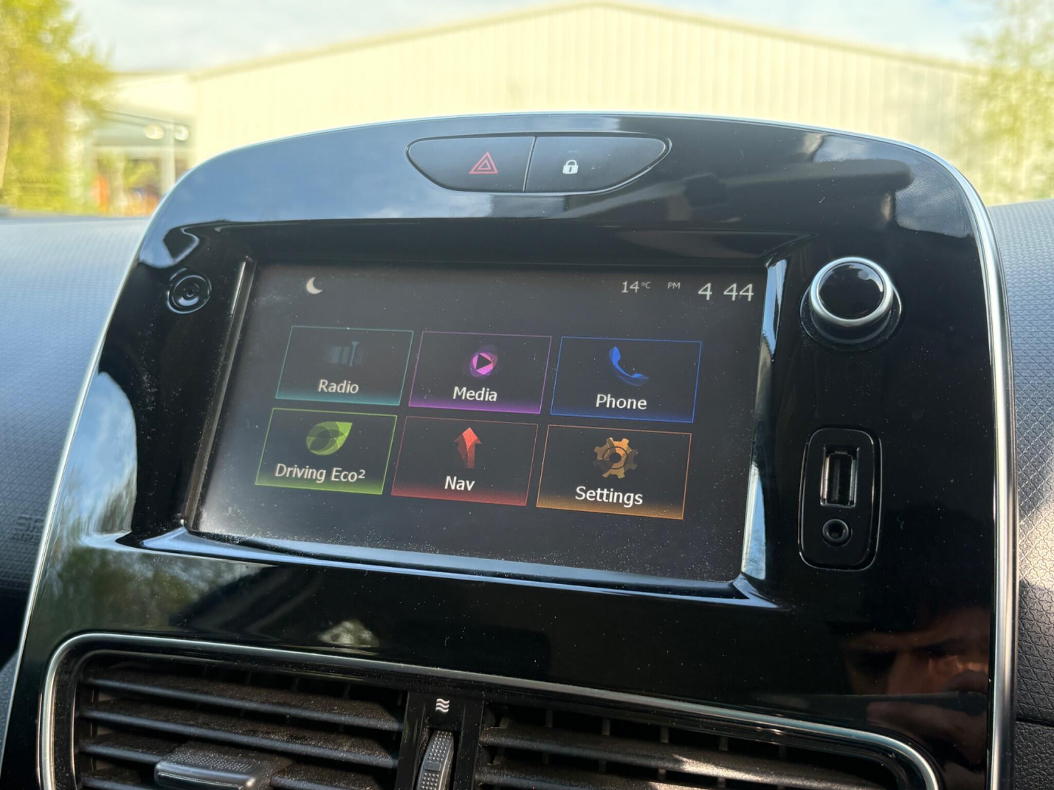 Renault Clio - Image 38