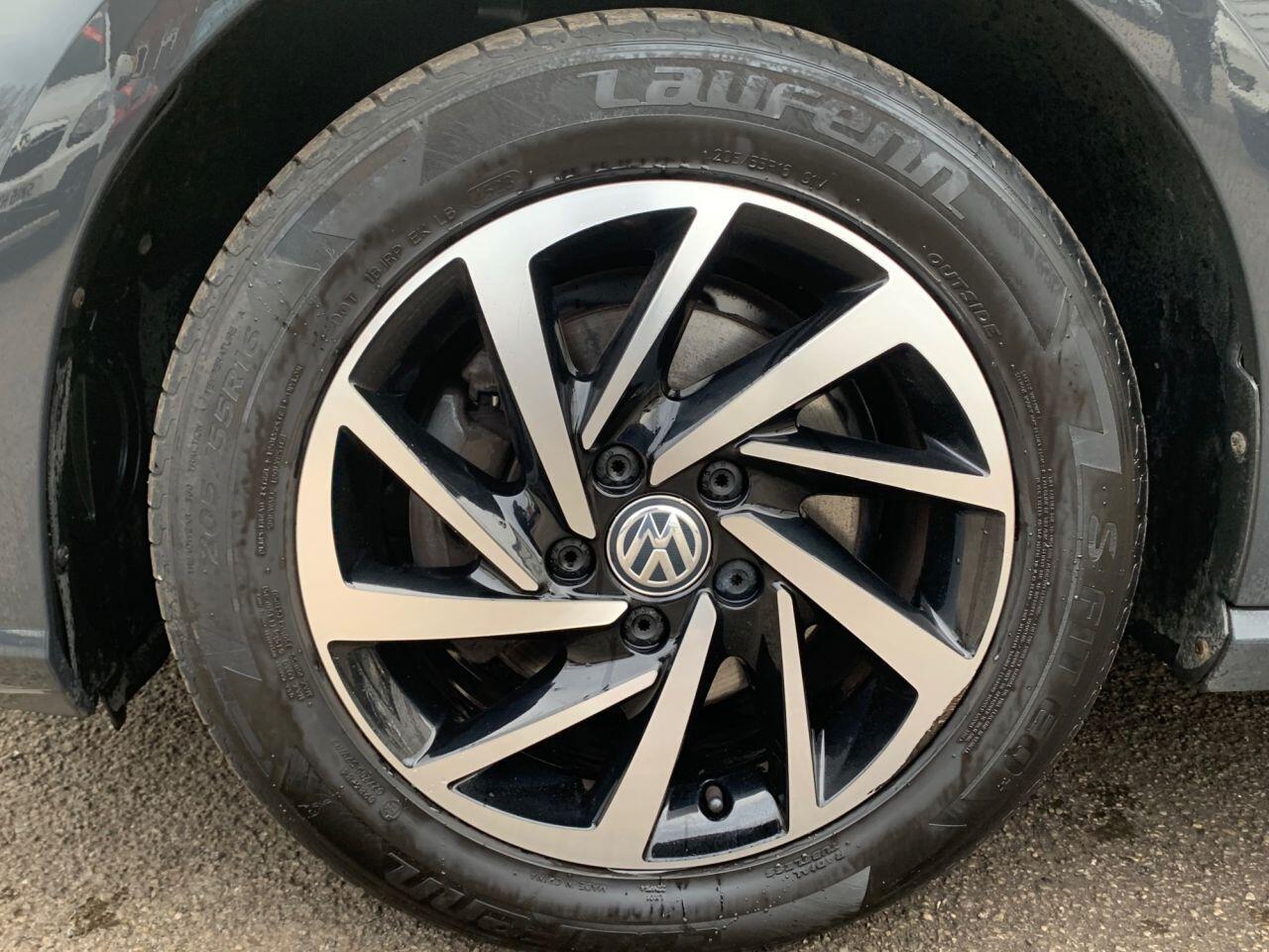 Volkswagen Golf - Image 25