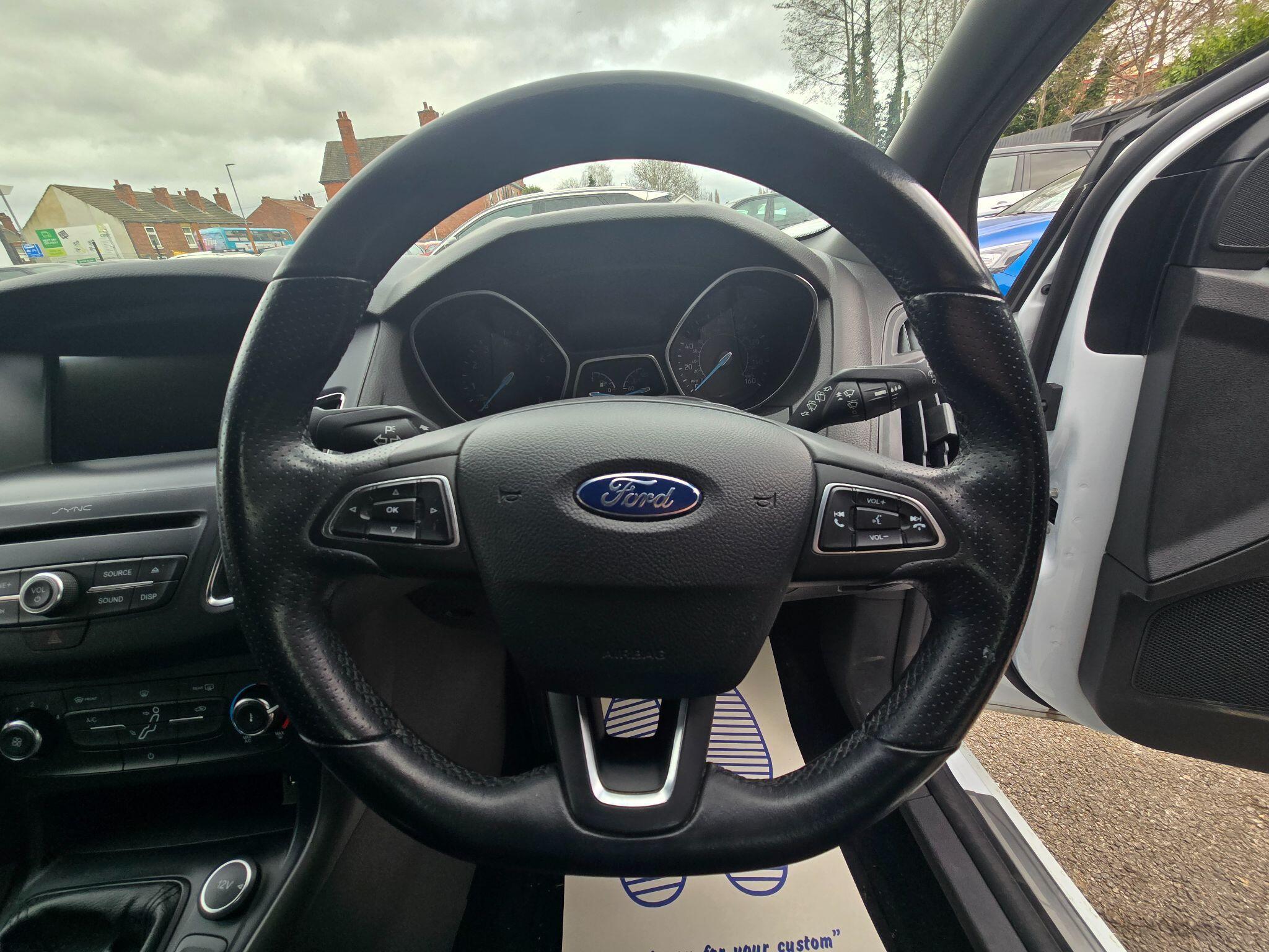 Ford Focus - Image 32