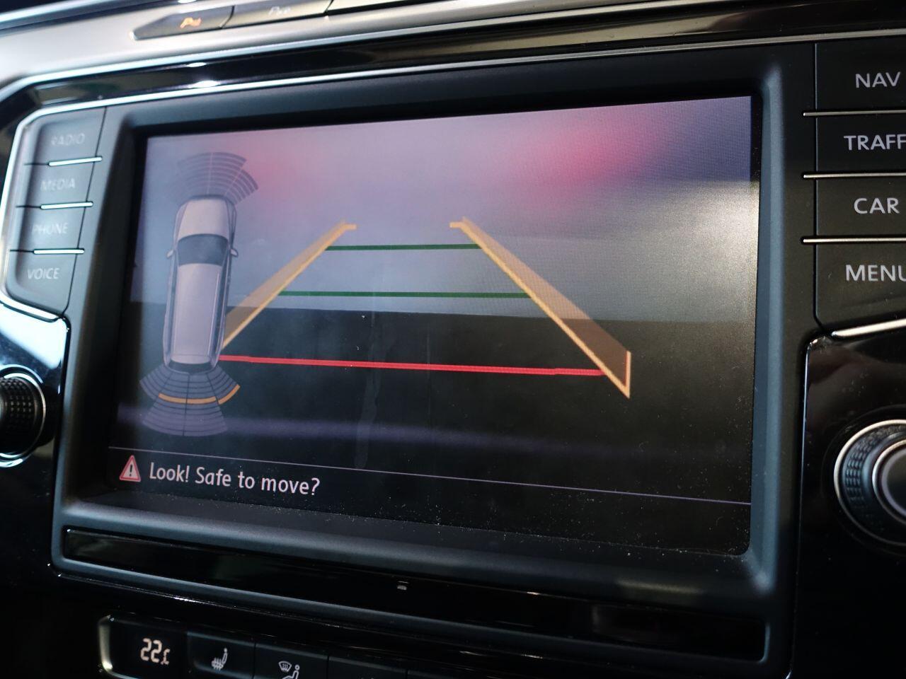 Volkswagen Passat - Image 30