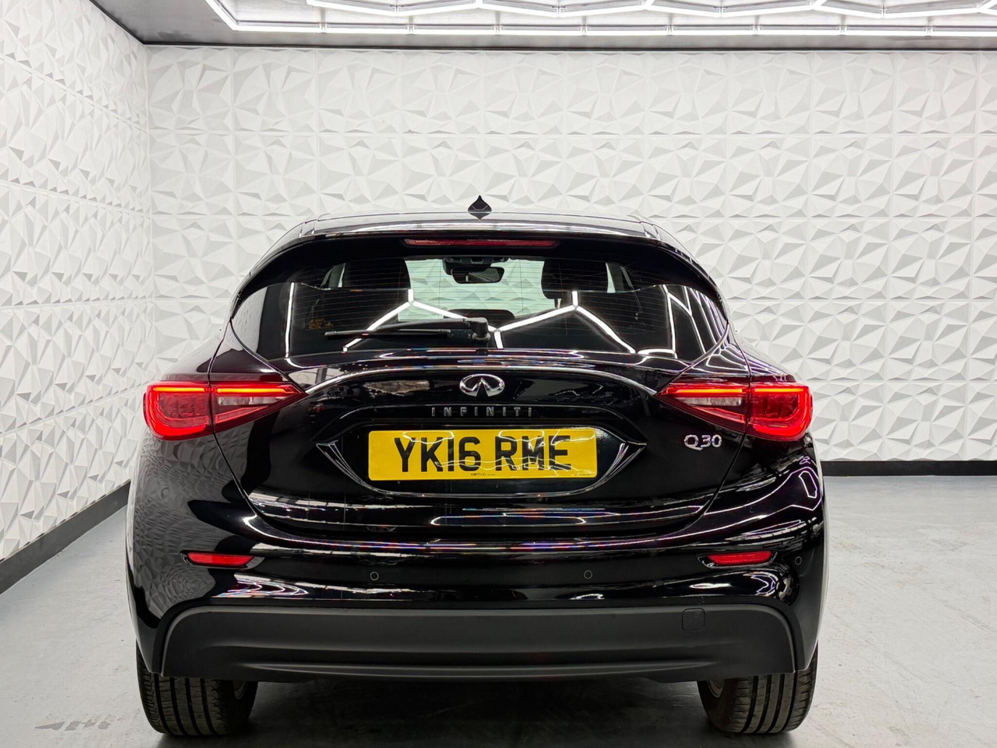 Infiniti Q30 - Image 9