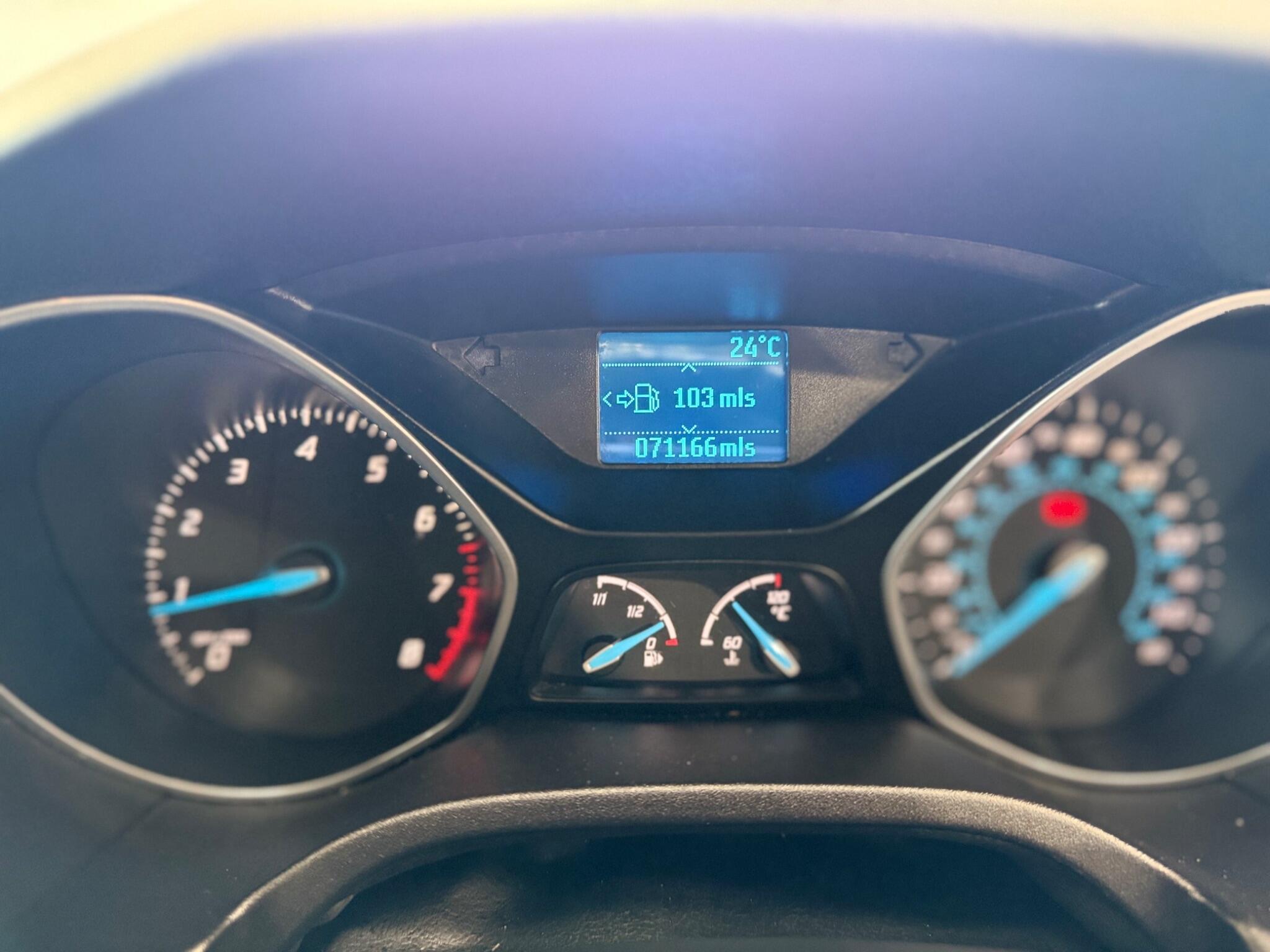 Ford Focus - Image 21