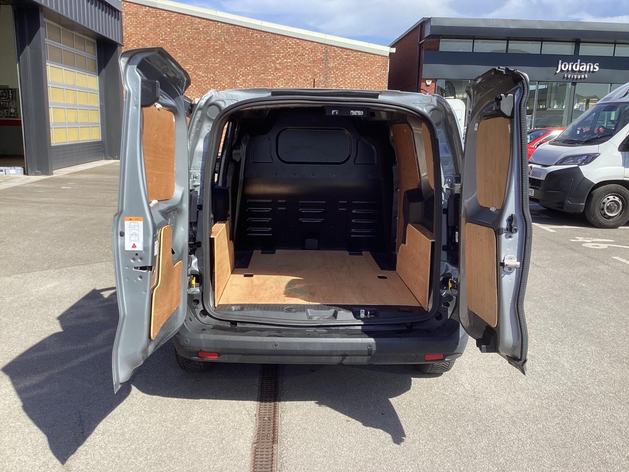 Ford Transit Courier - Image 15
