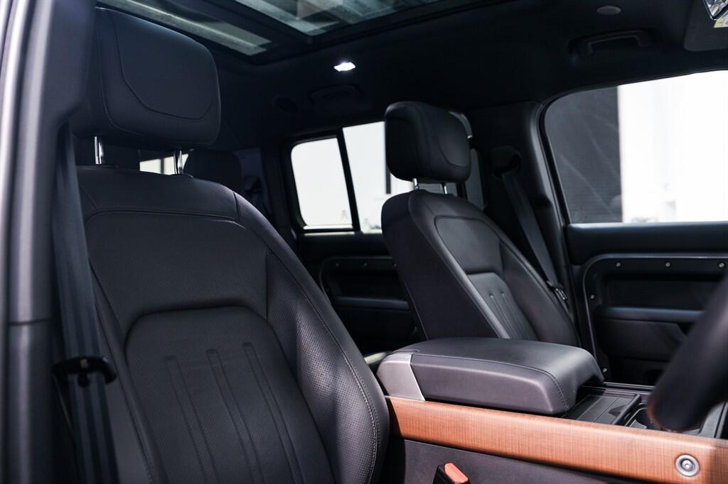 Land Rover Defender 130 - Image 17