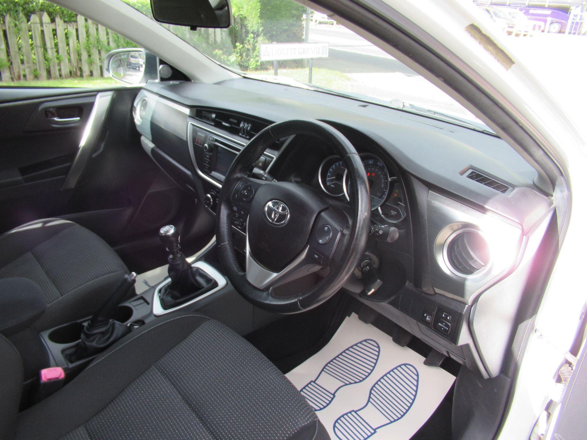 Toyota Auris - Image 18