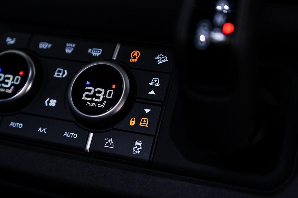 Land Rover Defender 90 - Image 31