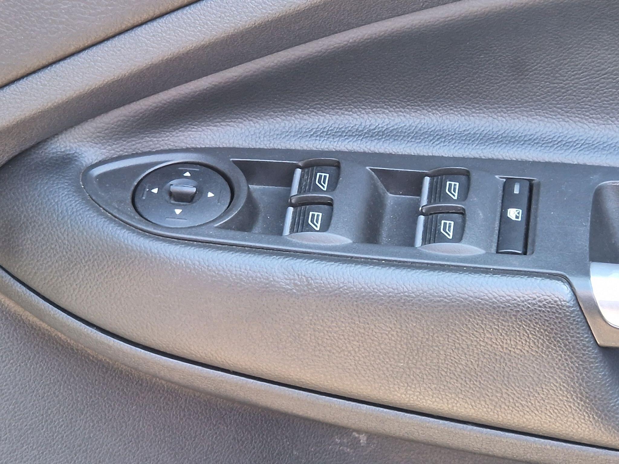 Ford Kuga - Image 32