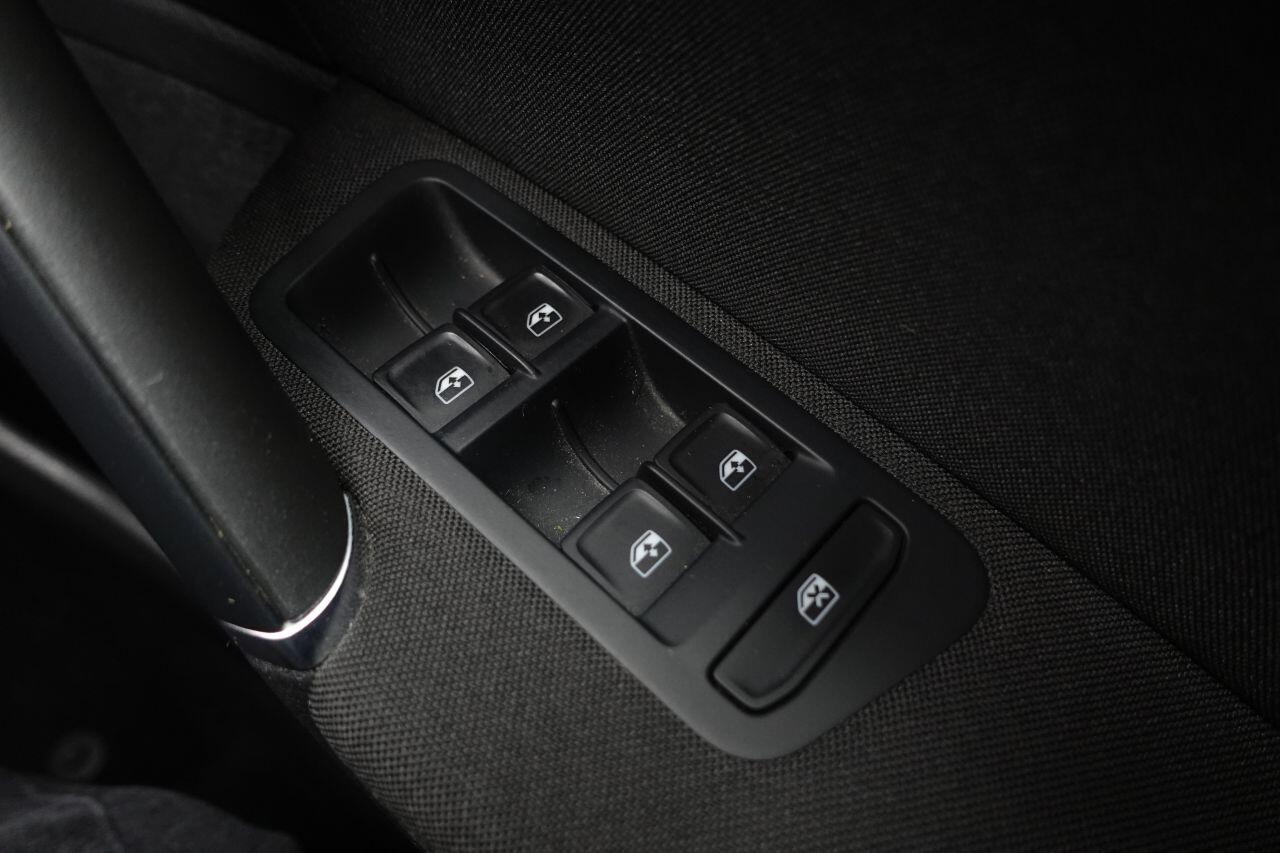 Volkswagen Golf - Image 26