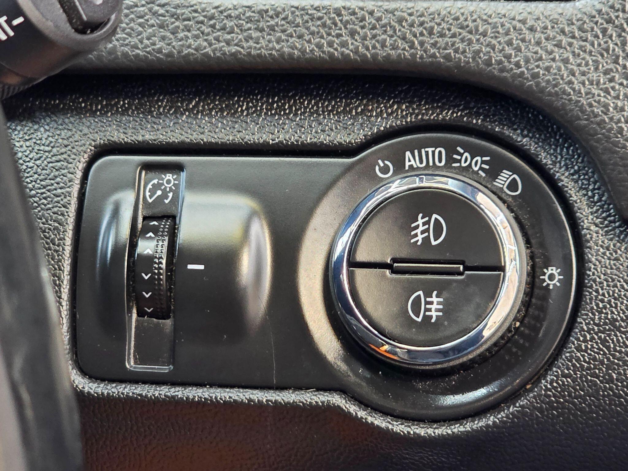 Vauxhall Insignia - Image 28