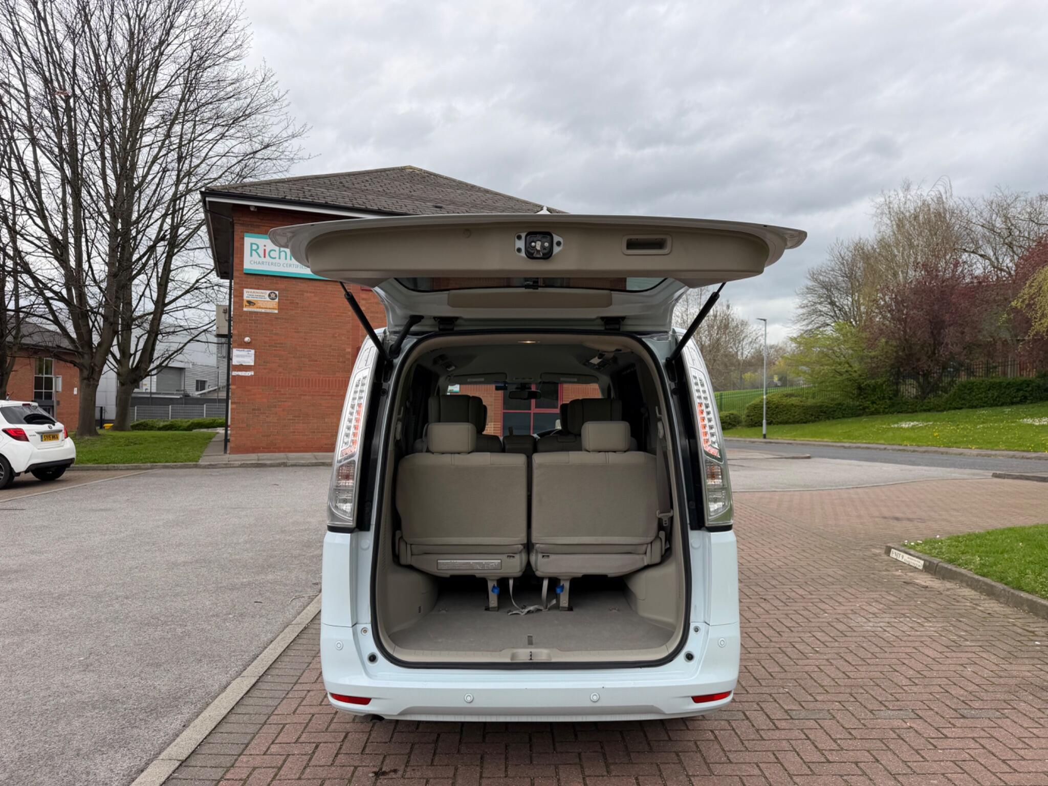 Nissan Serena - Image 17