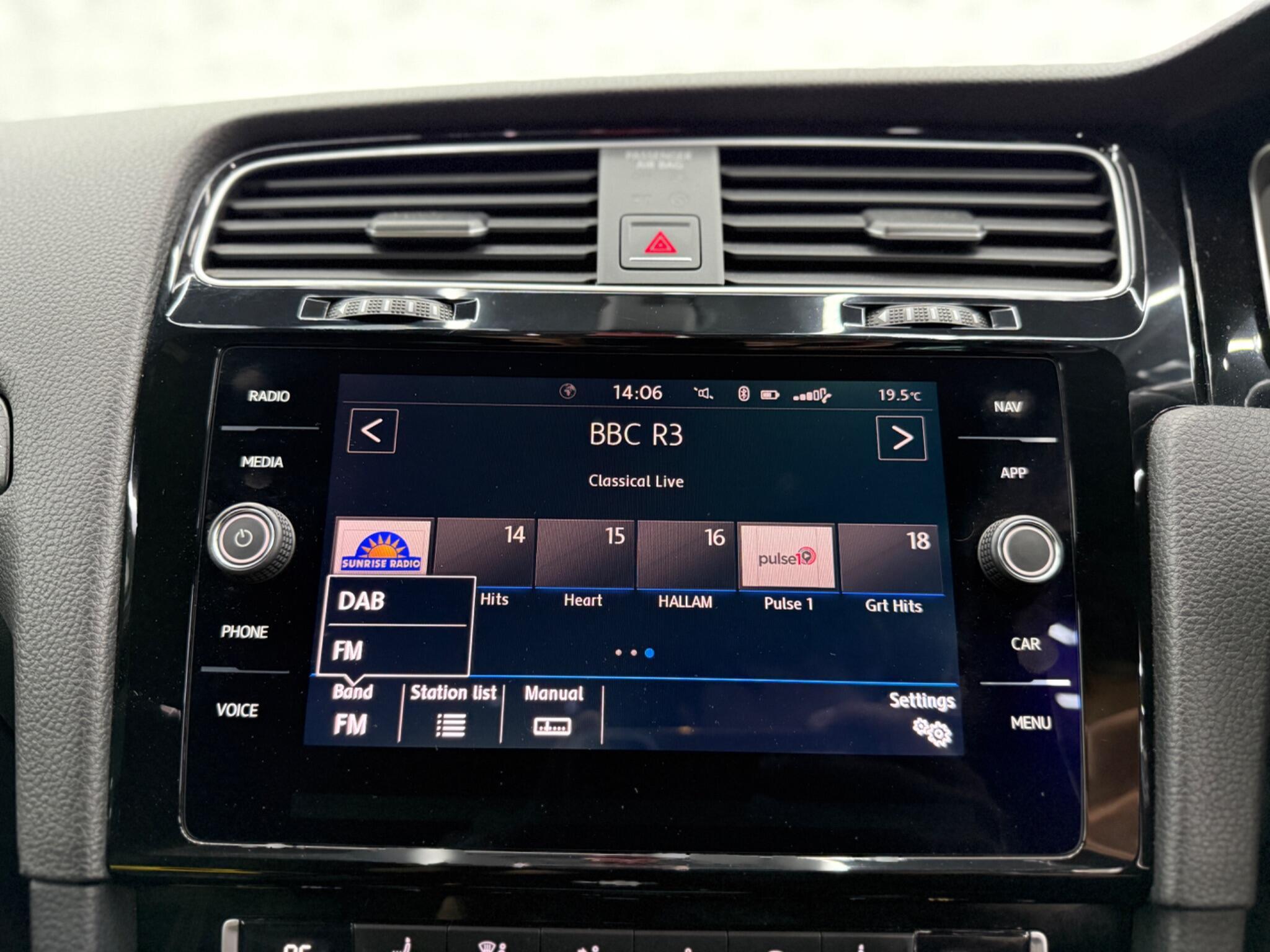 Volkswagen Golf - Image 40