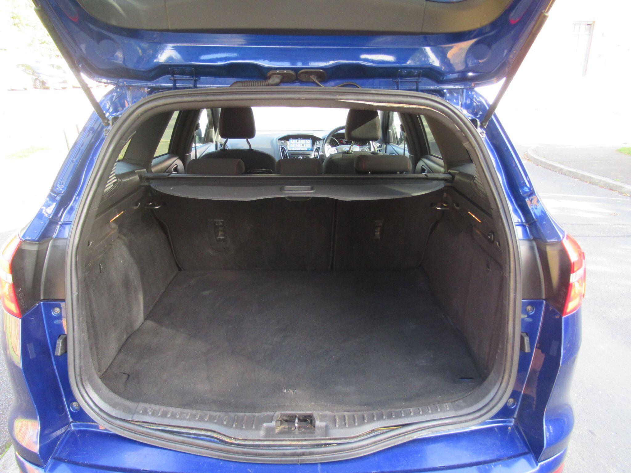 Ford Focus - Image 18