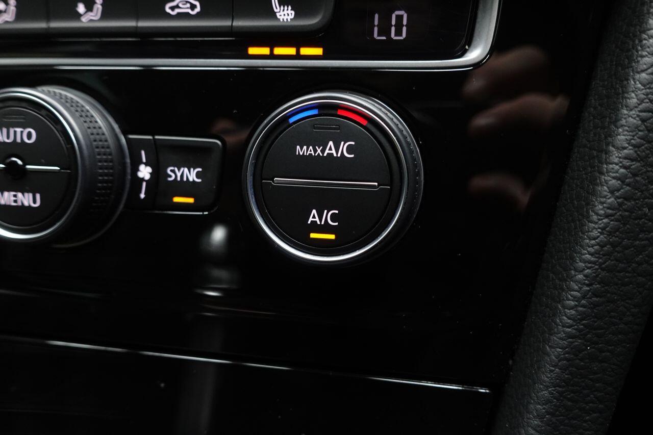 Volkswagen Golf - Image 31