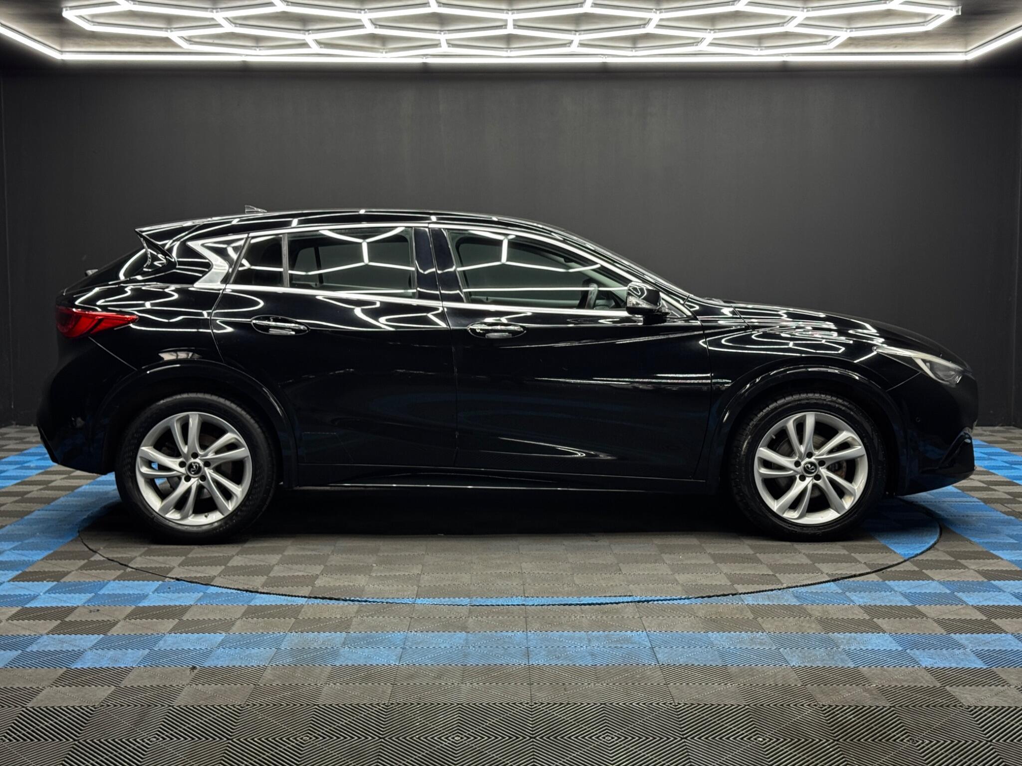 Infiniti Q30 - Image 4