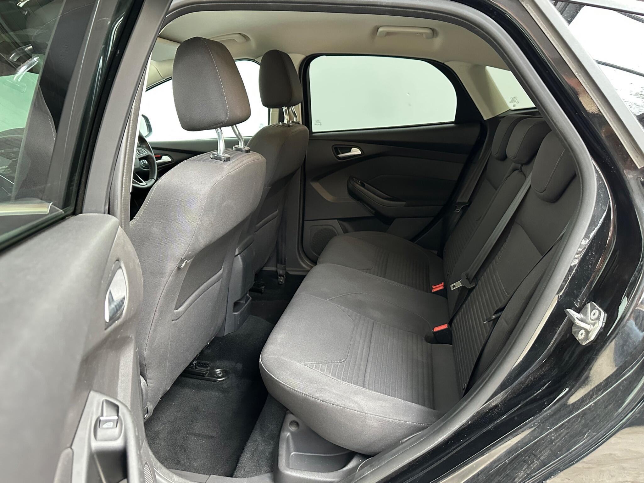 Ford Focus - Image 12