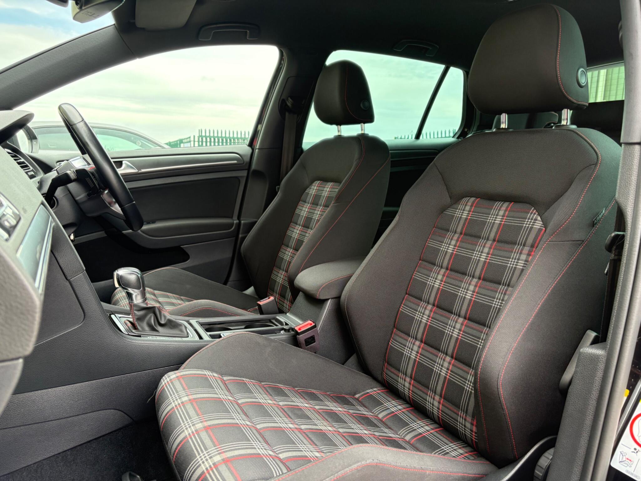 Volkswagen Golf - Image 13