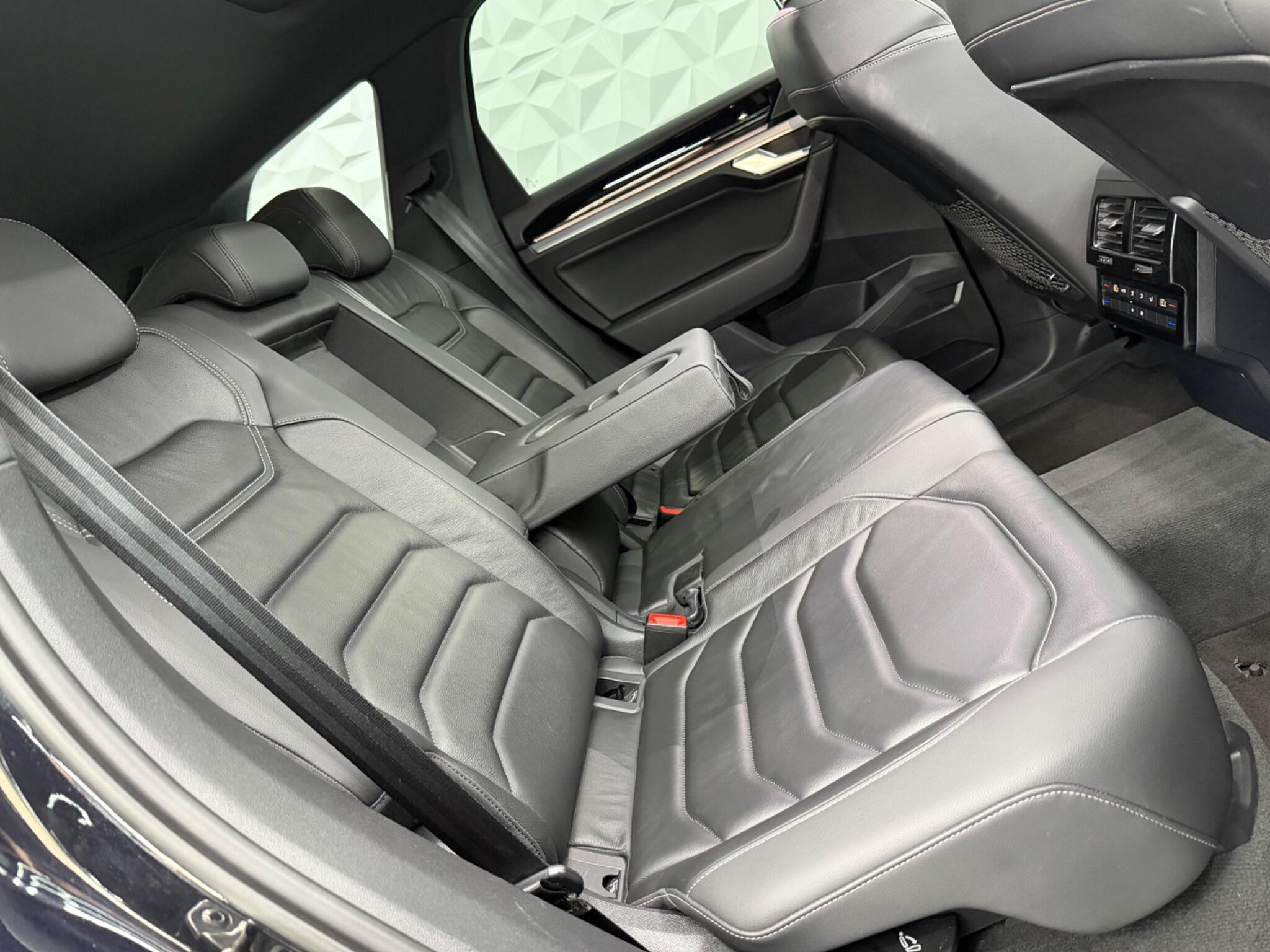 Volkswagen Touareg - Image 18